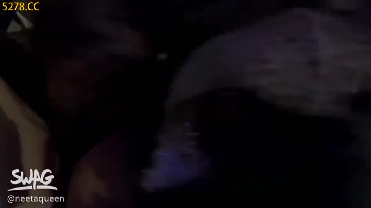  台湾新人H奶女神 奶茶KTV续摊3P干炮受肉棒诱惑与姐妹合体变榨汁机 的剧照10