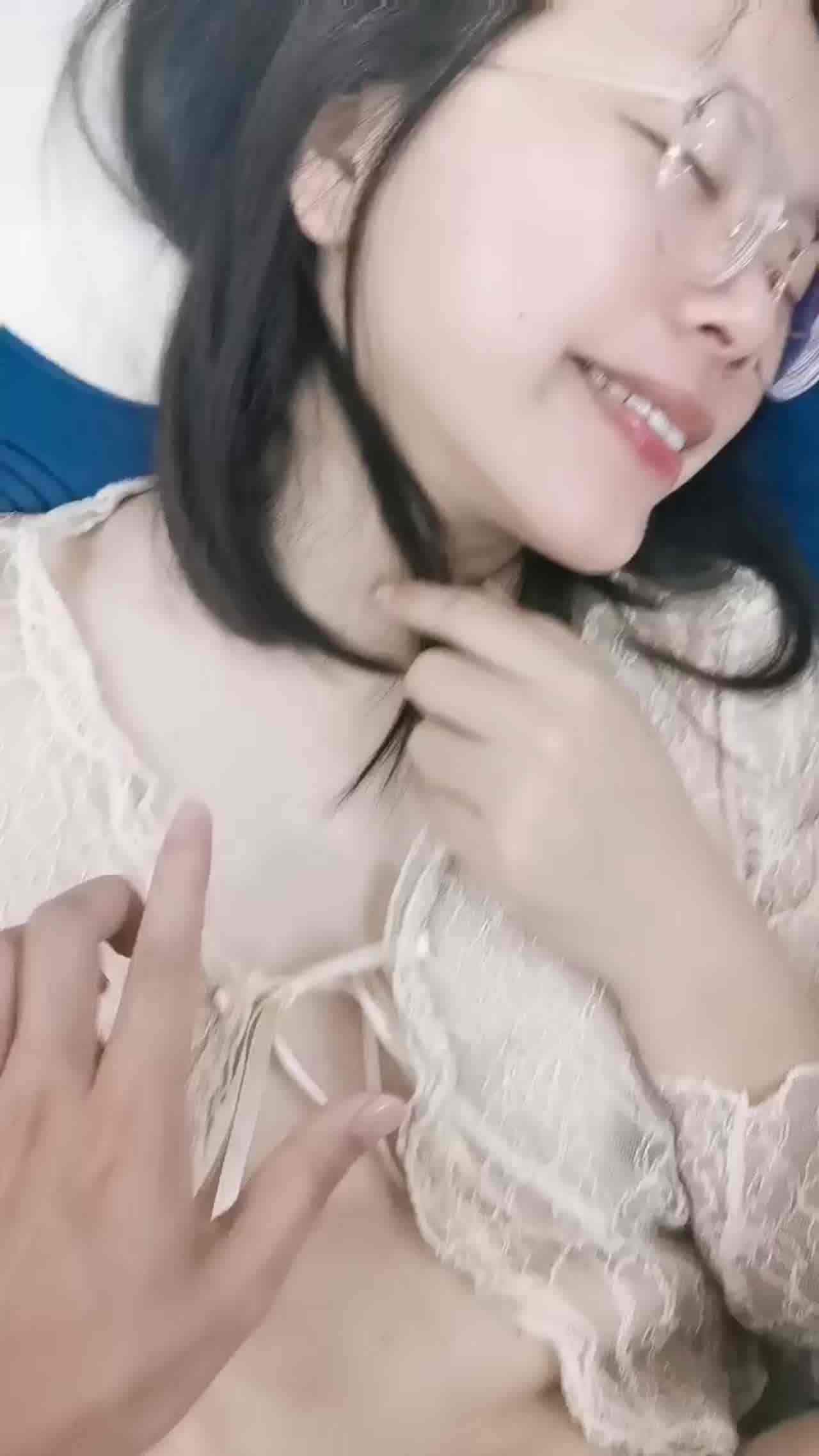  眼睛老师的娇喘声都和别人的不一样，太骚了 的剧照8