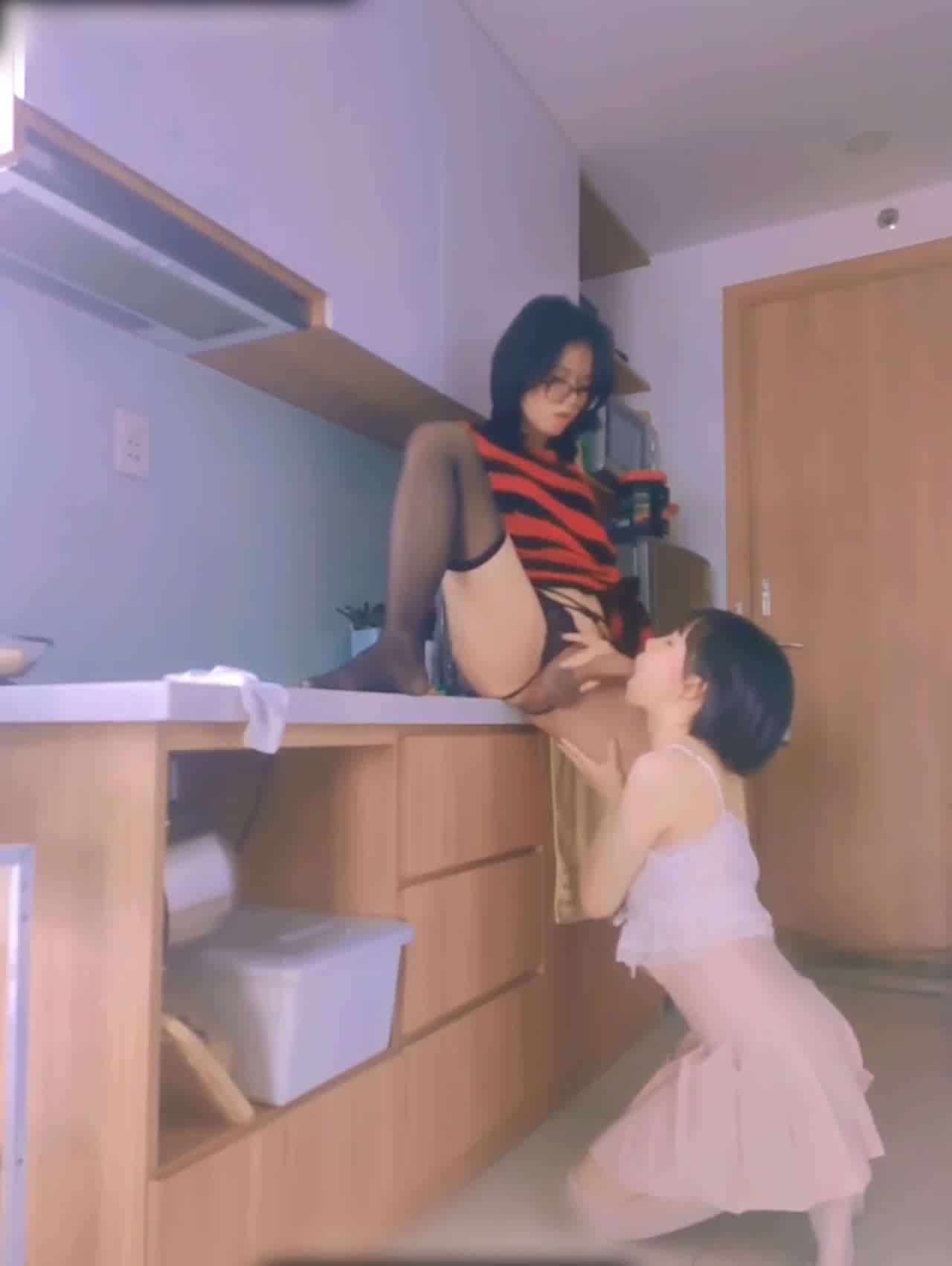  Onlyfans  loliburin爆操贫乳粉穴妹，厨房无套啪啪啪快要喷了 的剧照4