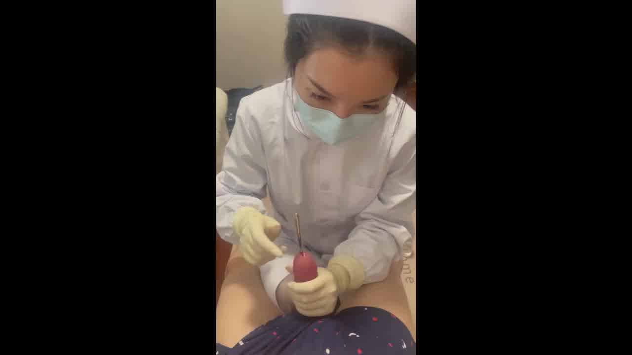  尿道按摩！护士小姐姐 按摩马眼体验 的剧照4