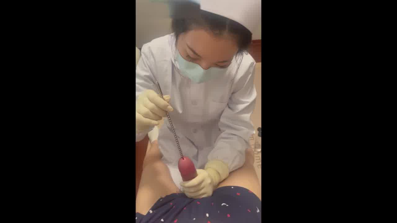  尿道按摩！护士小姐姐 按摩马眼体验 的剧照7