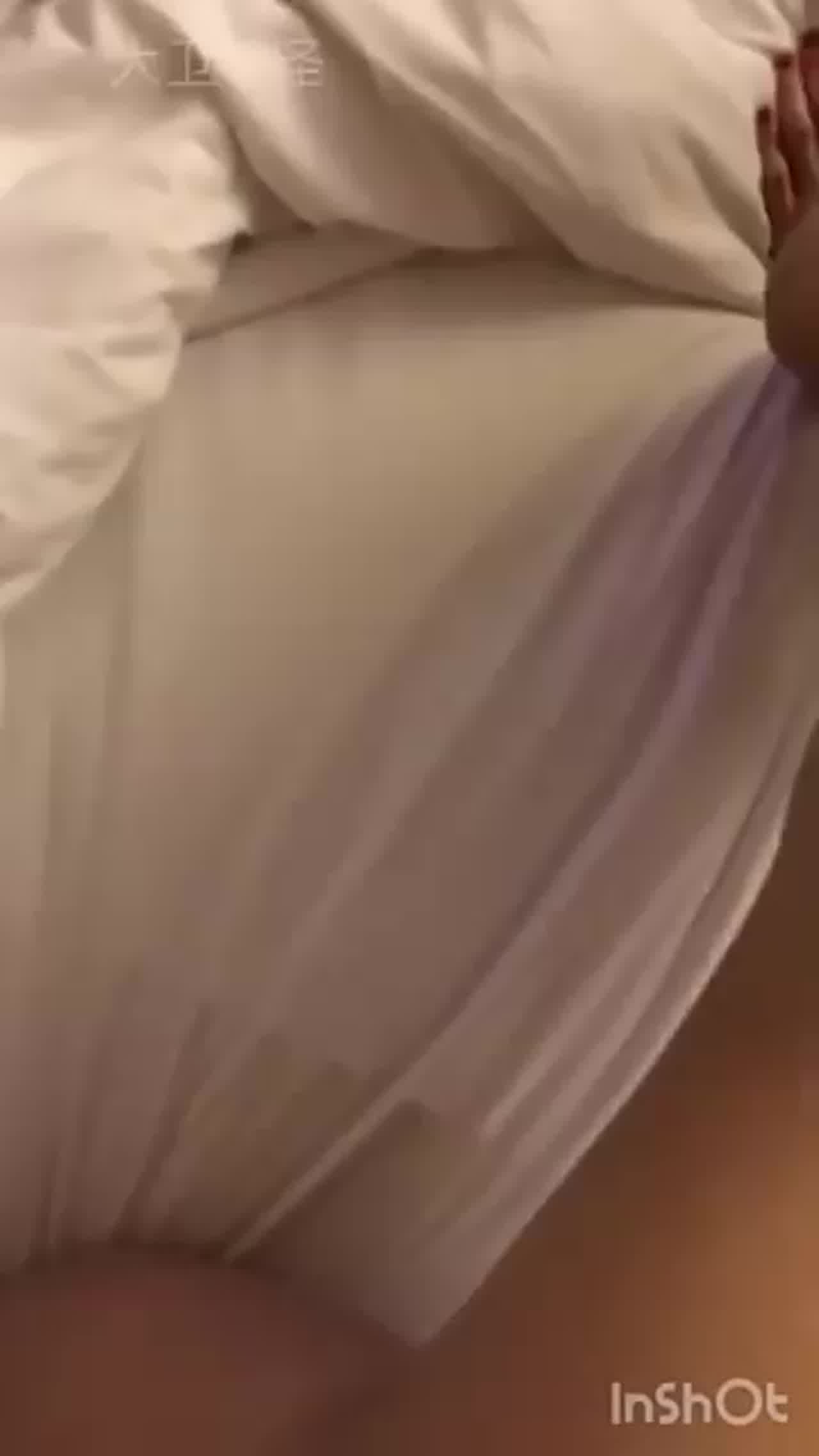  读书时候的校花，现在被我按在床上摩擦 的剧照6