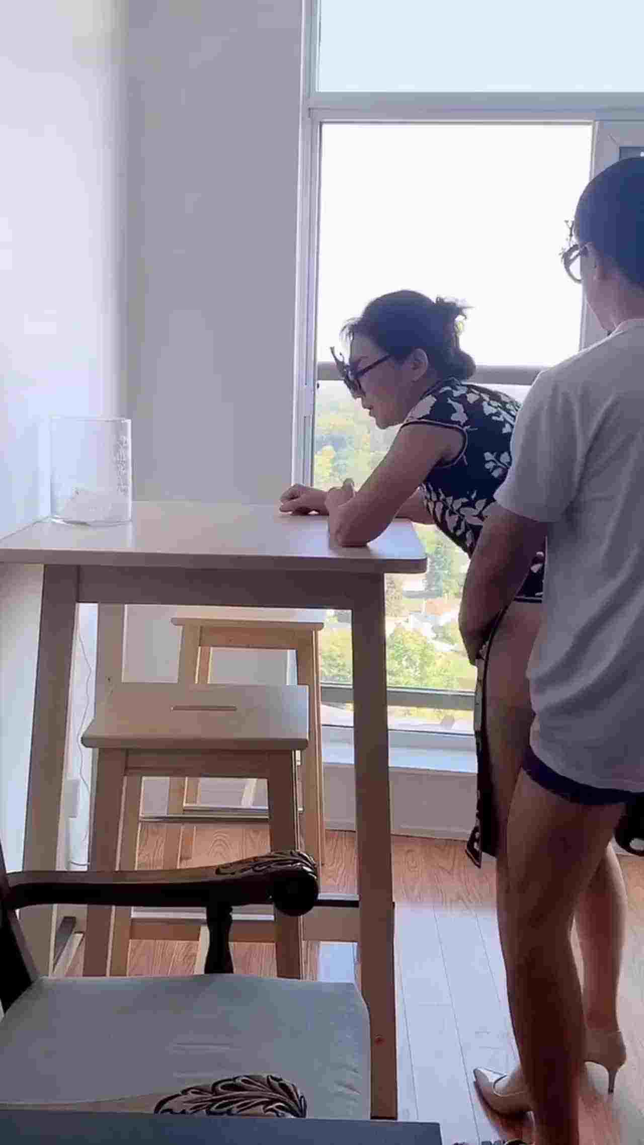  淫荡娇妻勾引自己的学生，被爆操 的剧照2