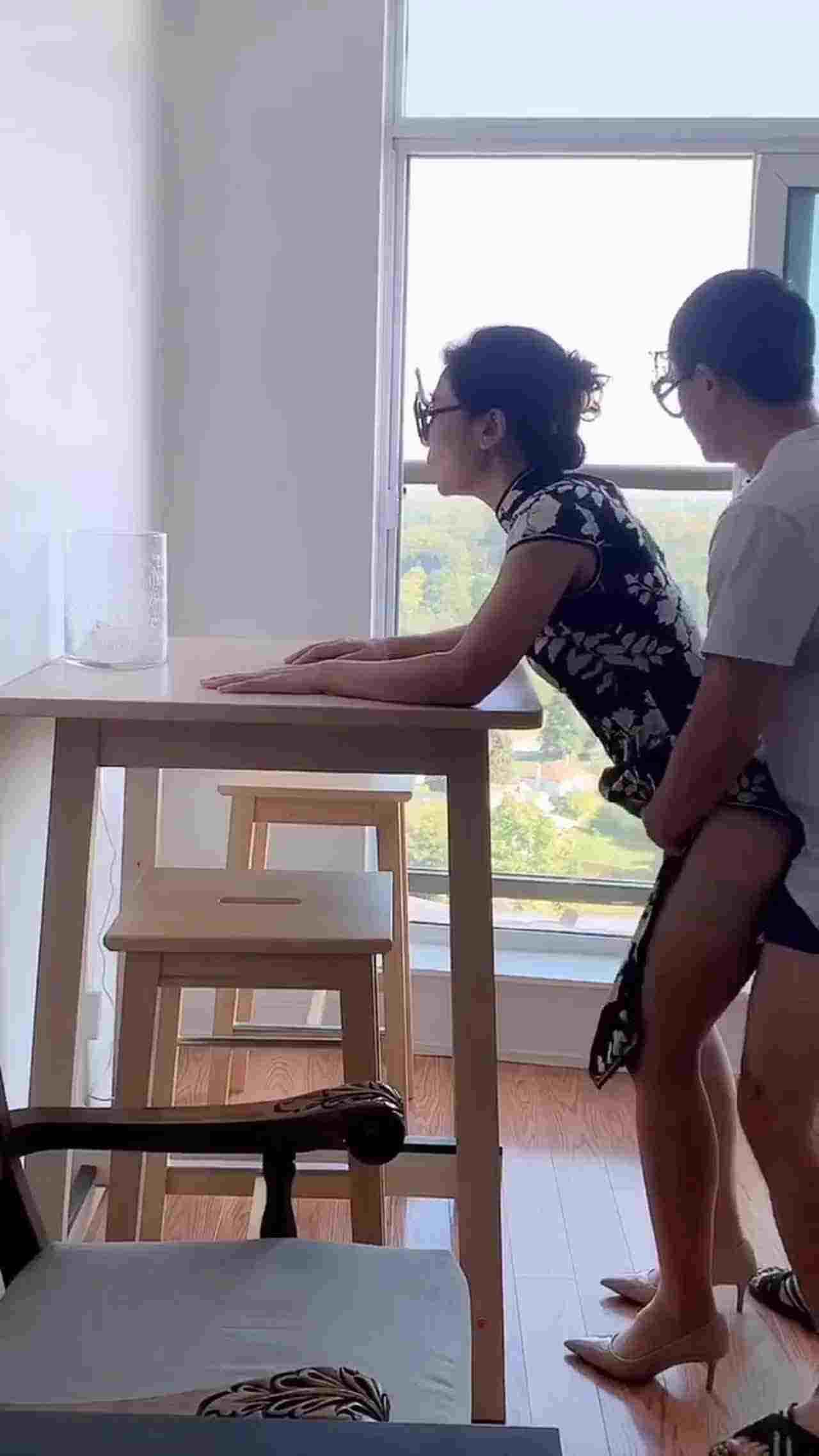  淫荡娇妻勾引自己的学生，被爆操 的剧照5