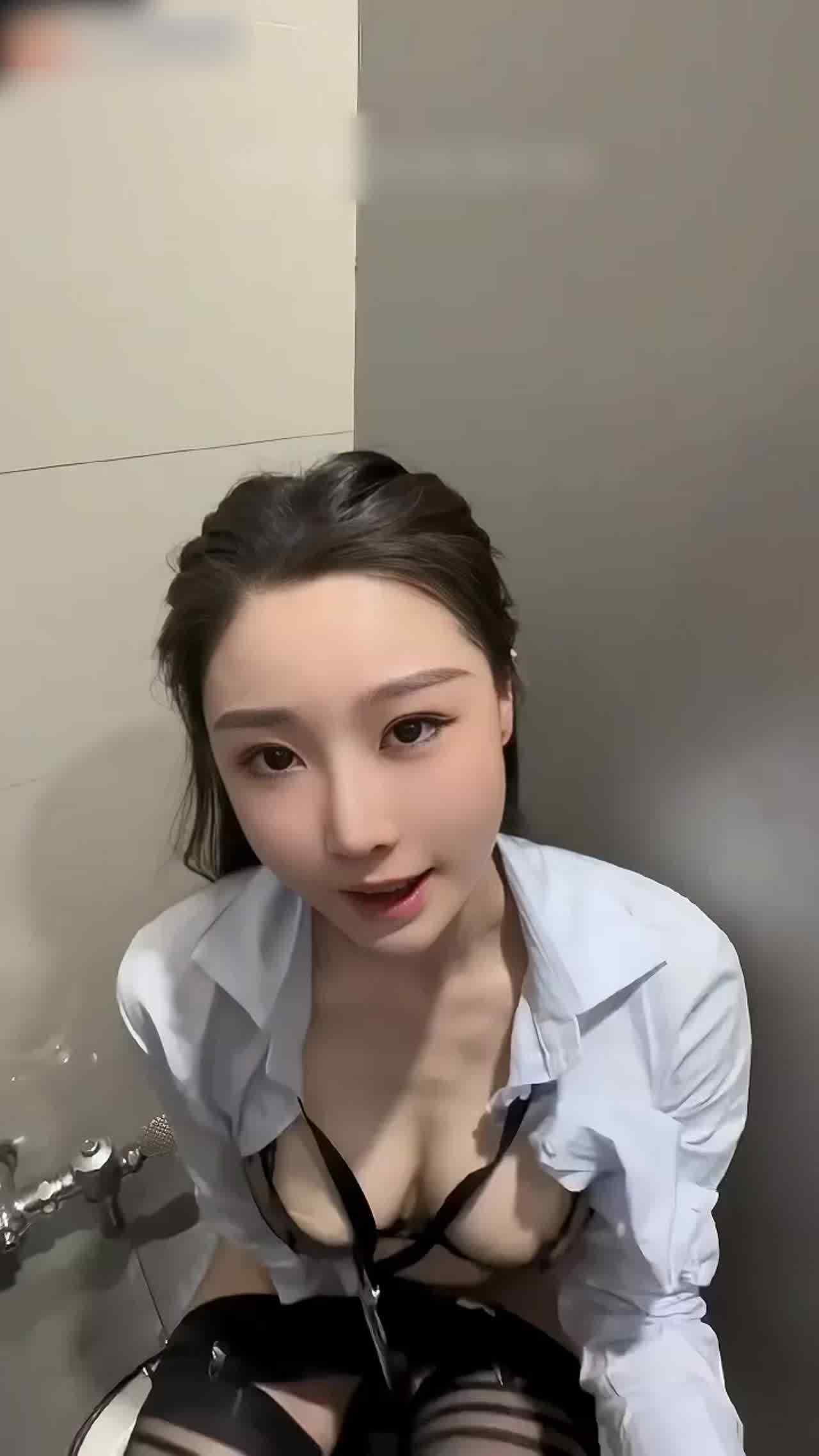  看上的美女就跟着进厕所偷拍了 的剧照8