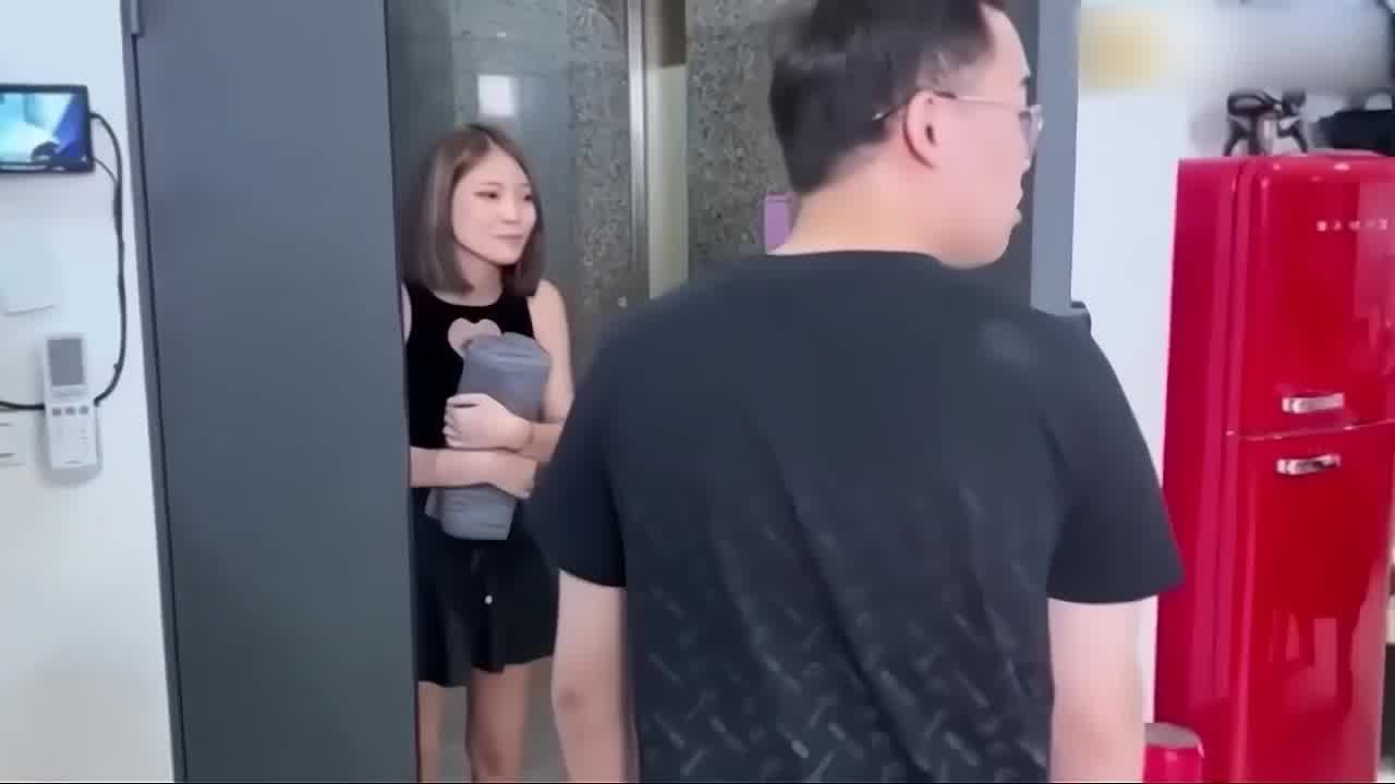  等一下，伱刚在卫生间做什么？跟兄弟偷窥后强迫进行5P 的剧照2