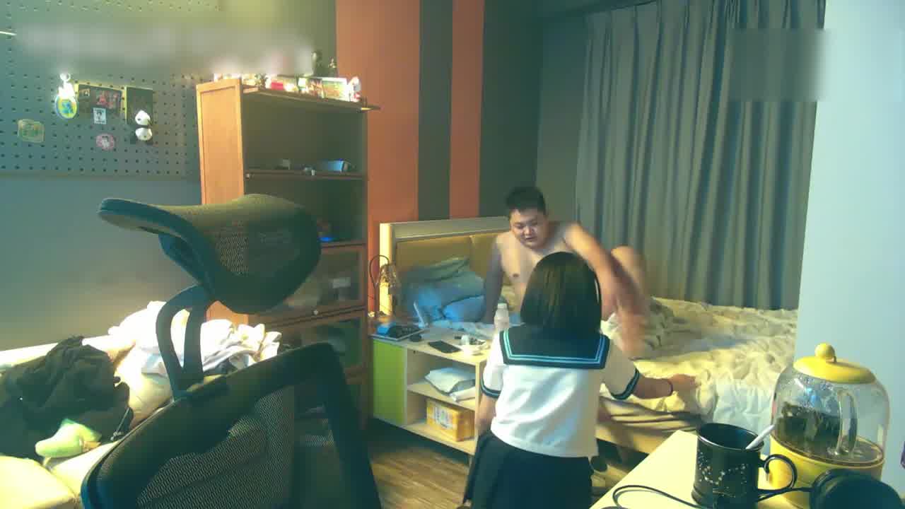  兼职援交妹毫不知情被偷拍了 的剧照1