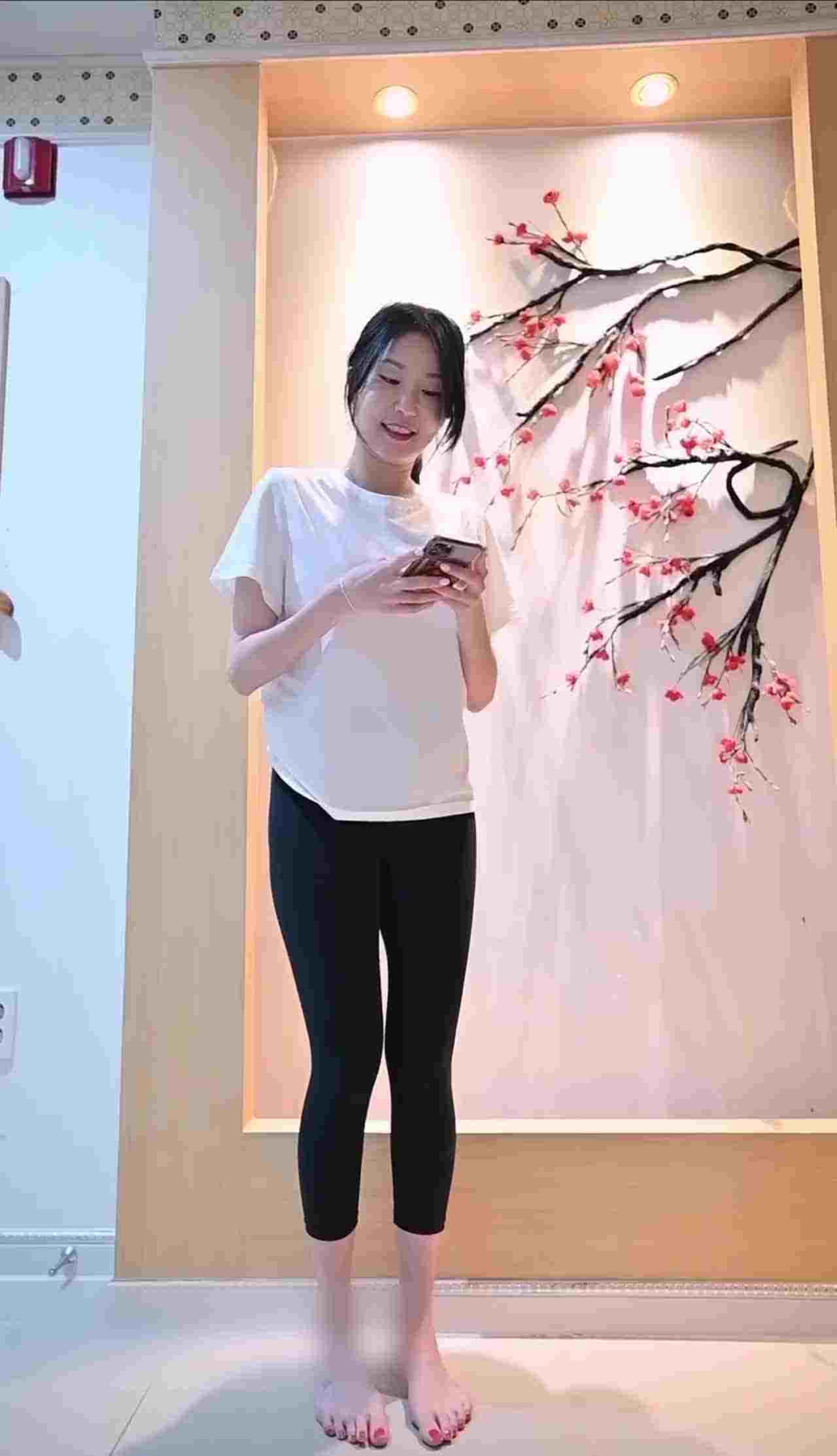  裸女配樱花 象是从画走出来一样 的剧照10