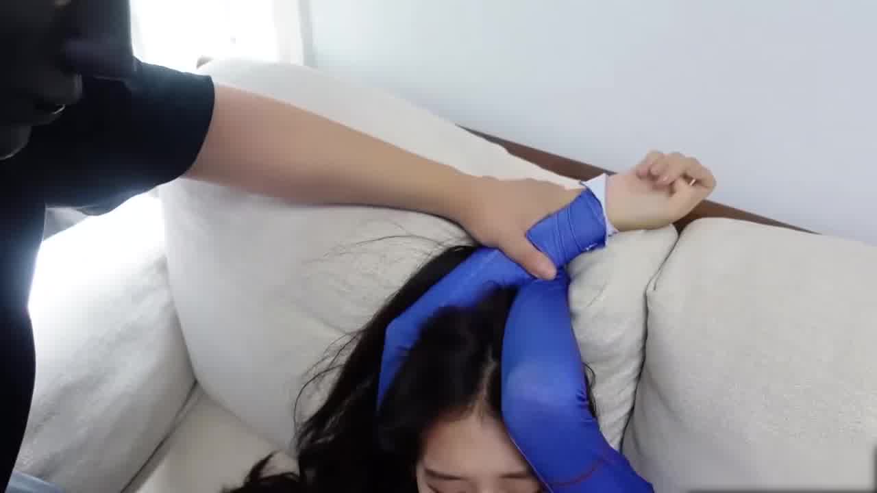  老虎菜御用嫩模『灵灵』 女超人为解救朋友 被强操轮番凌辱 的剧照9