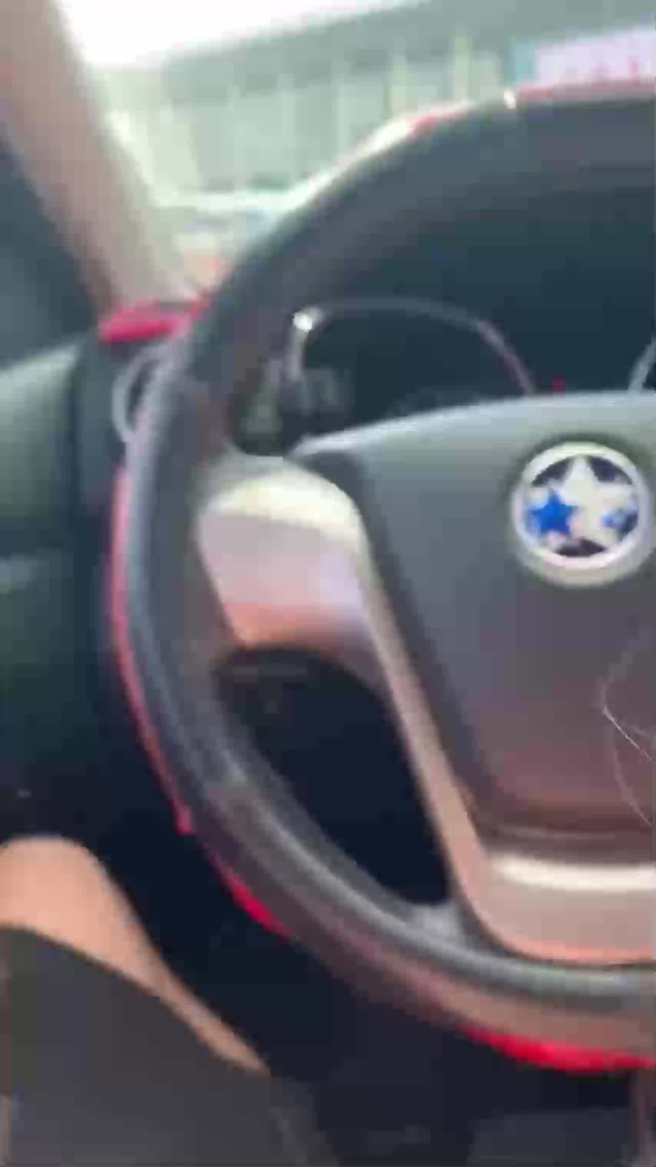  第一次尝试让老婆在车上帮我口交 的剧照8