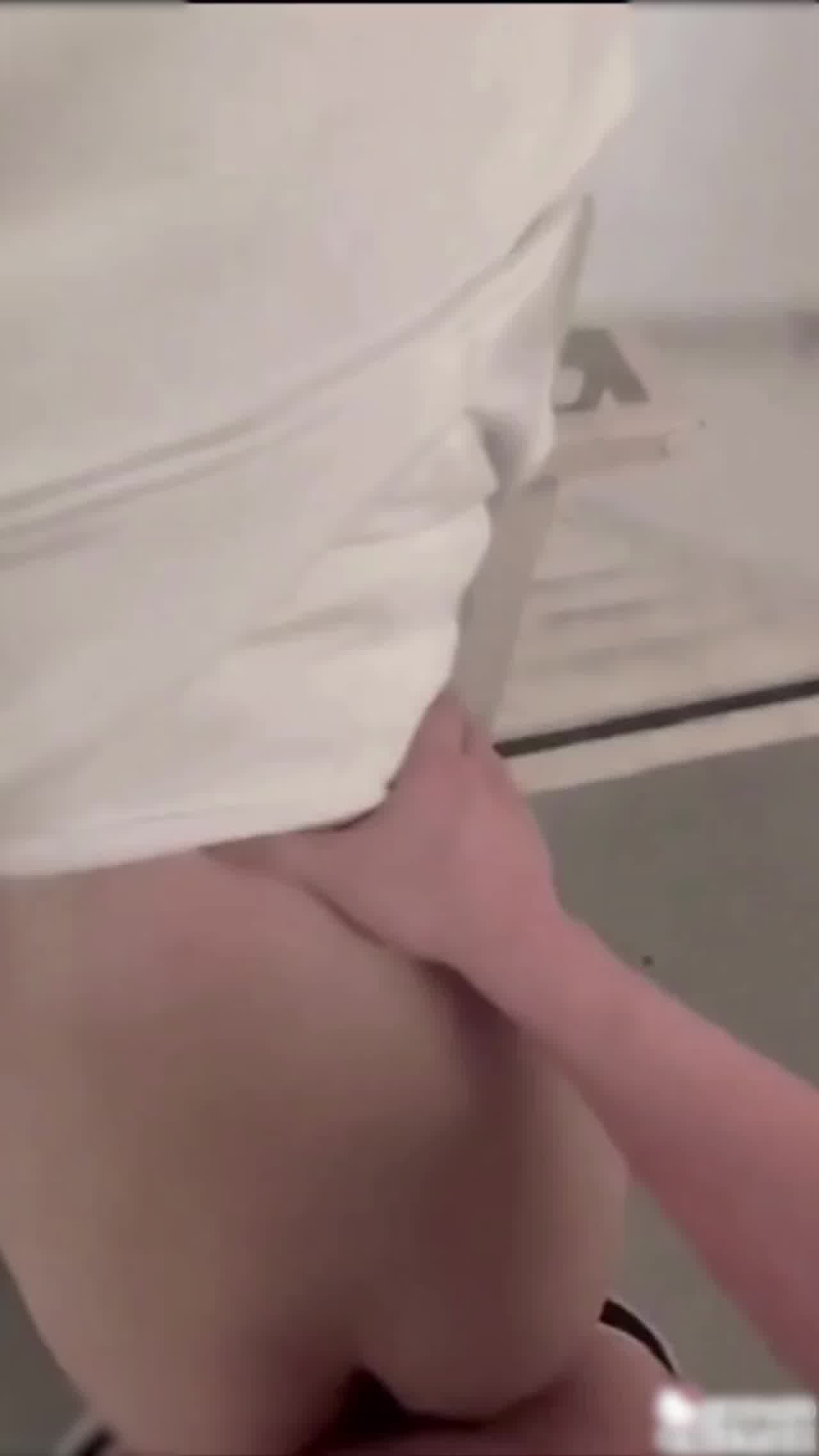  女邻居说带我去楼道看个好东西 的剧照7