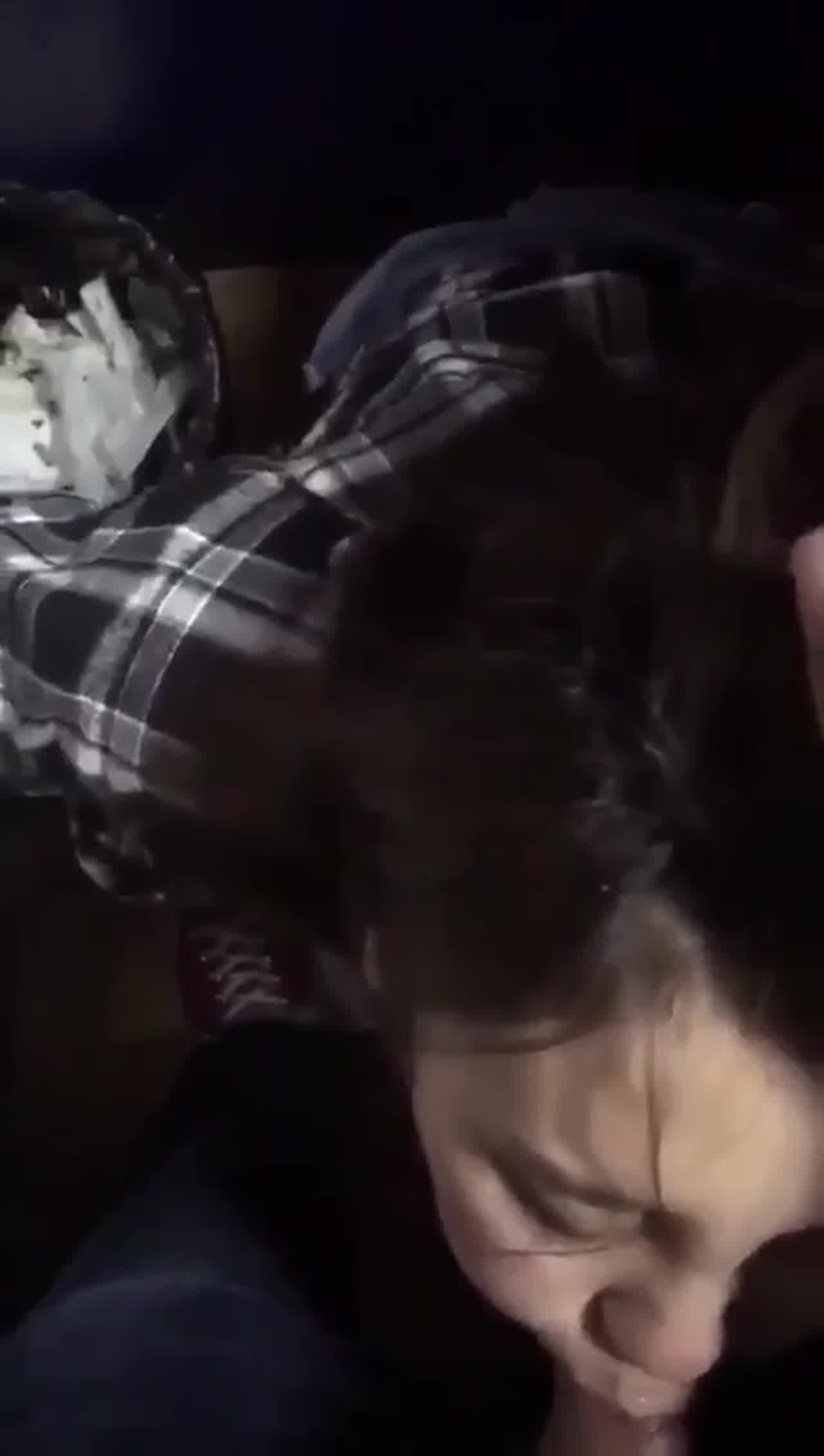  灌醉KTV陪唱小姐姐，拉到厕所给我口完喝尿 的剧照6