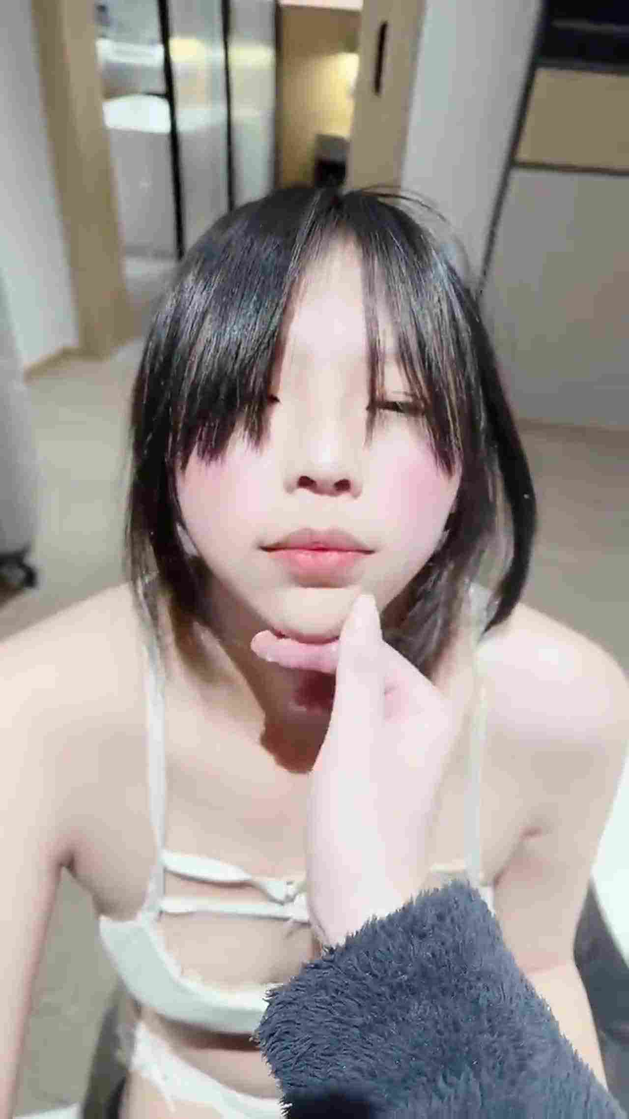  小母狗被呼大嘴巴子，好心疼 的剧照8