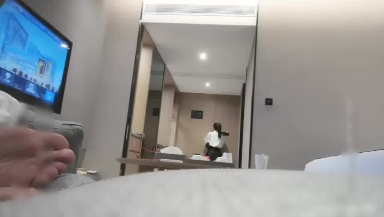  苗条小妹妹缺钱吗？两腿开开我帮你附学贷 的剧照5