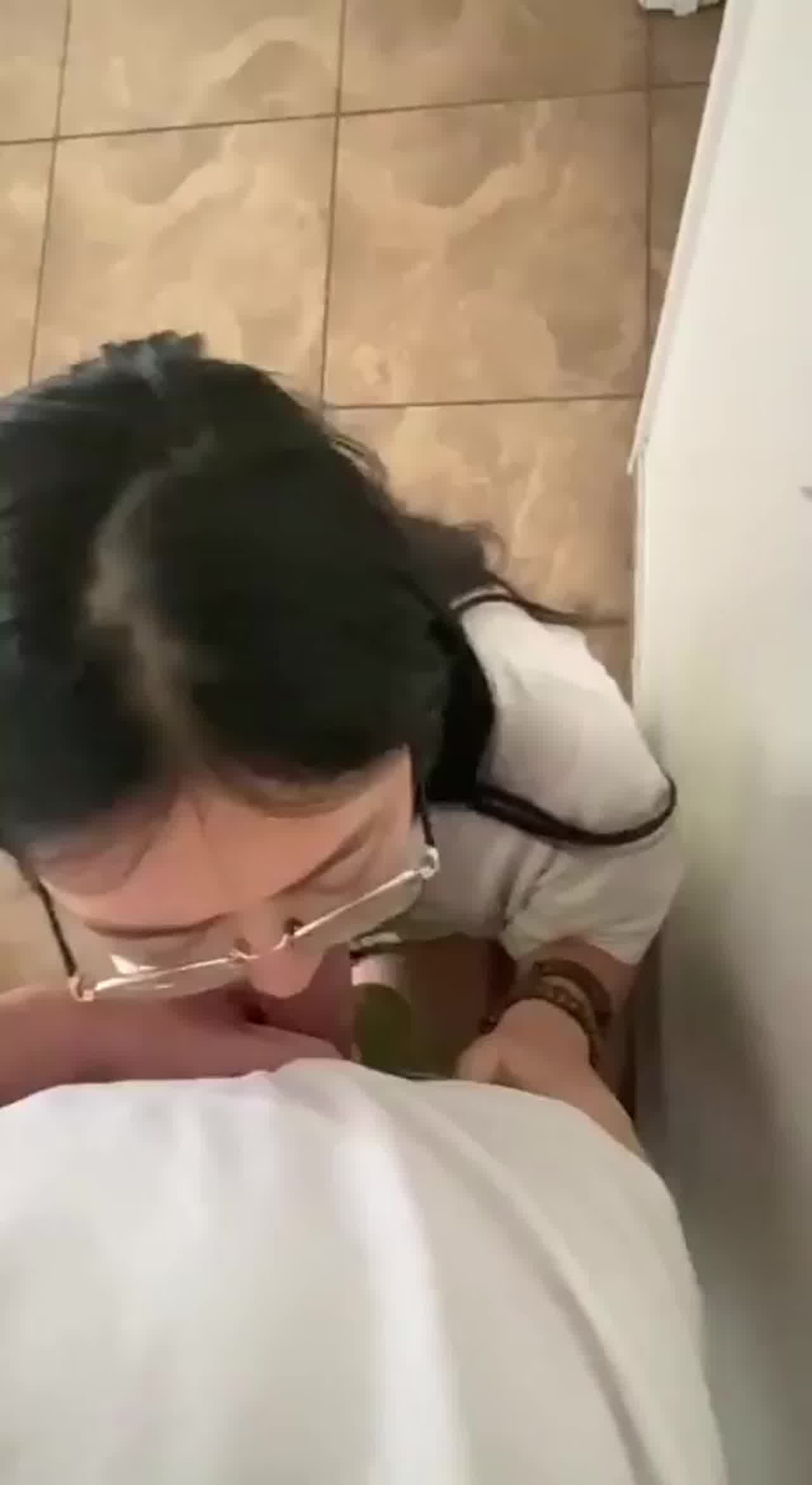  爱喝养乐多的眼镜美女 的剧照1