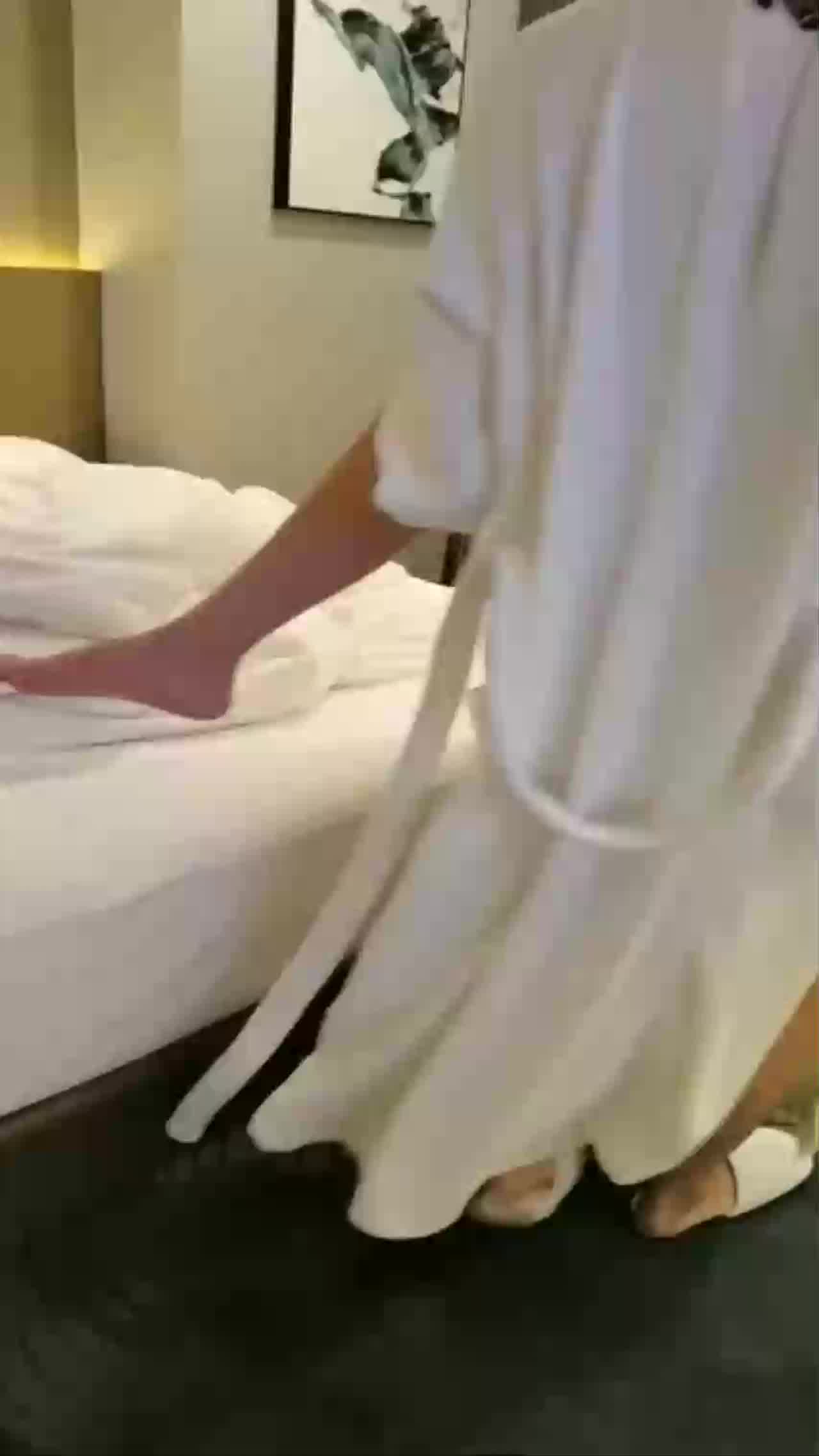  夫妻约四眼单男，蛮有力气的，从浴室抱着肏一直滚到床上，猛烈的绿帽气息！ 的剧照3