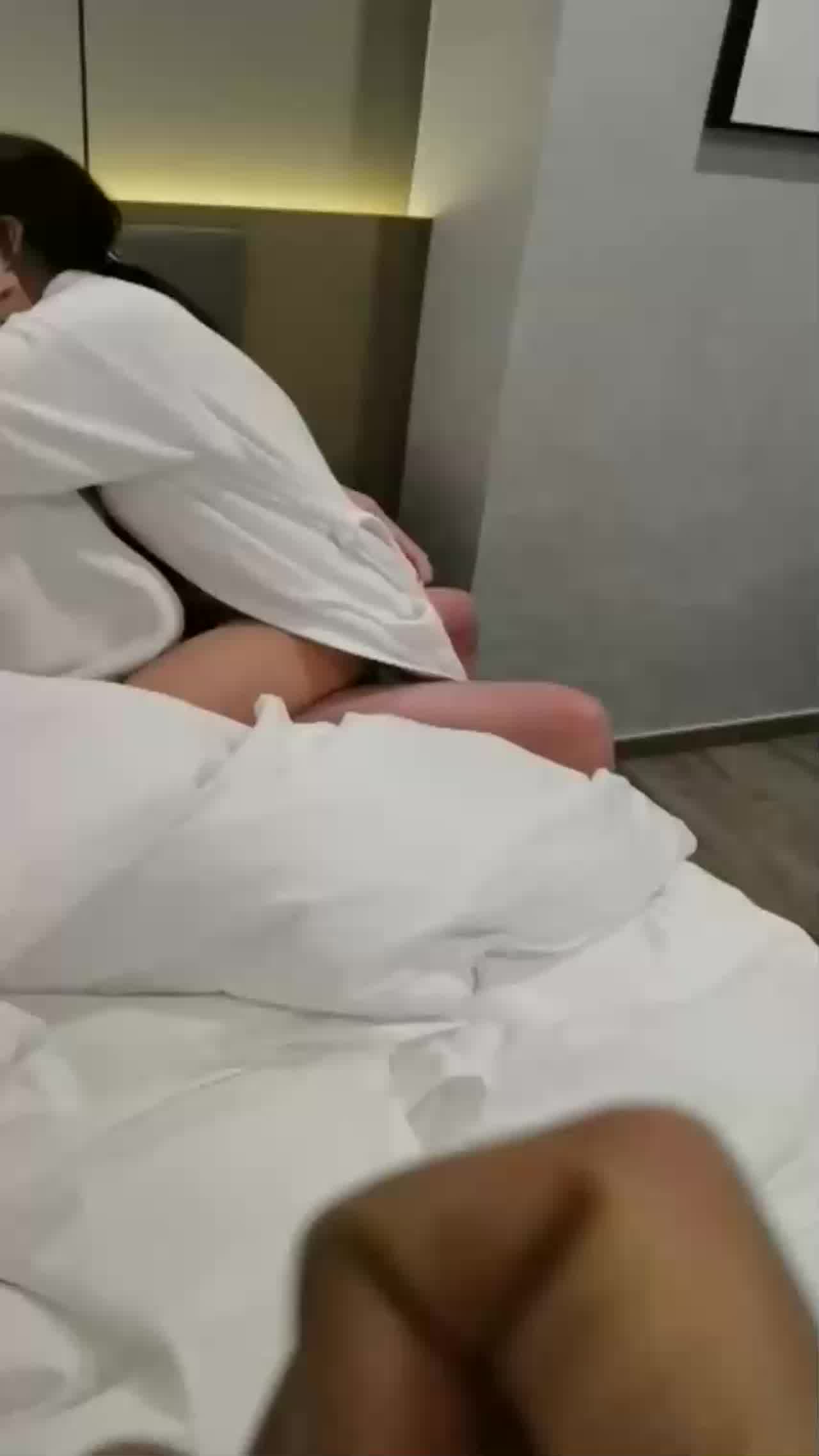  夫妻约四眼单男，蛮有力气的，从浴室抱着肏一直滚到床上，猛烈的绿帽气息！ 的剧照5