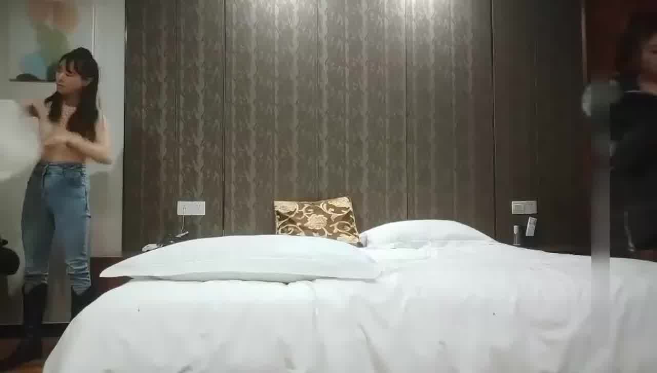  探花巅峰之作【母女双飞】你干死我们母女了，嗷嗷乱叫，你别射我危险期射我妈逼里去；全程淫荡对白 的剧照6