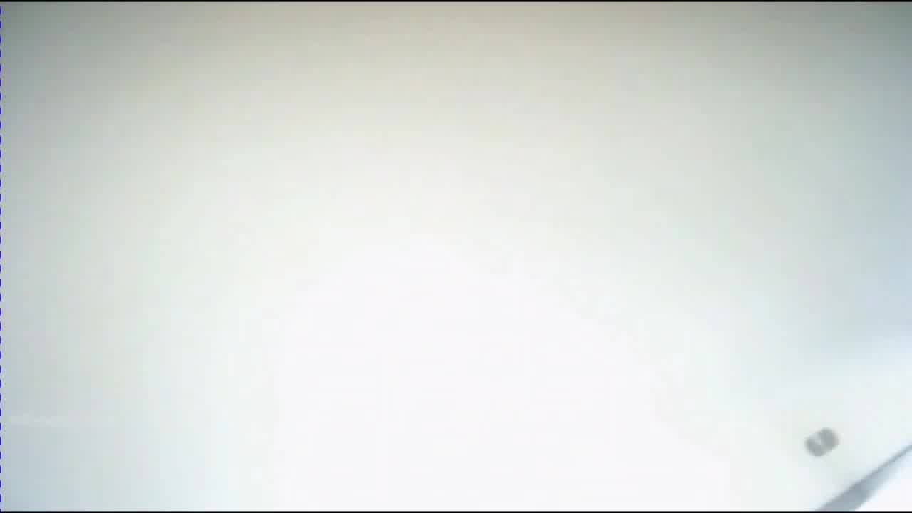  厕所偷拍遇到长相很好的骚货在厕所偷偷自慰，真TM骚，想找个鸡巴干她 的剧照7