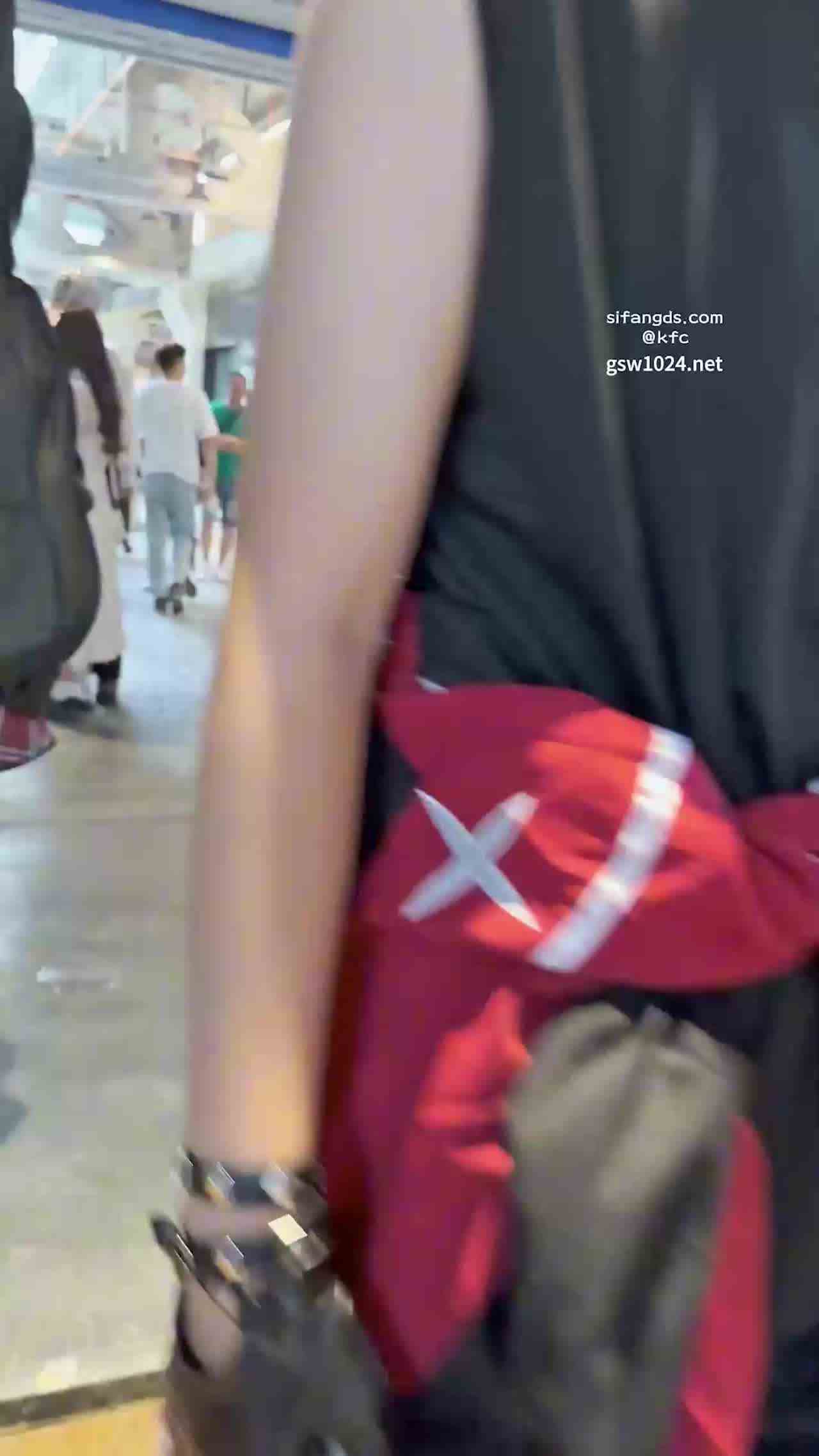  抄底偷拍街拍清纯可爱女萝莉 的剧照8