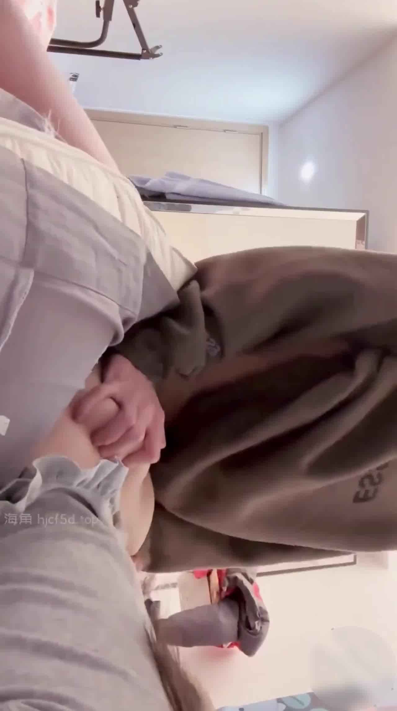  【兄妹乱伦】海角热门新作，永远不知道你的队友在干什么，一边玩狼人杀一边强上妹妹破处，无毛白虎强行破处 的剧照8