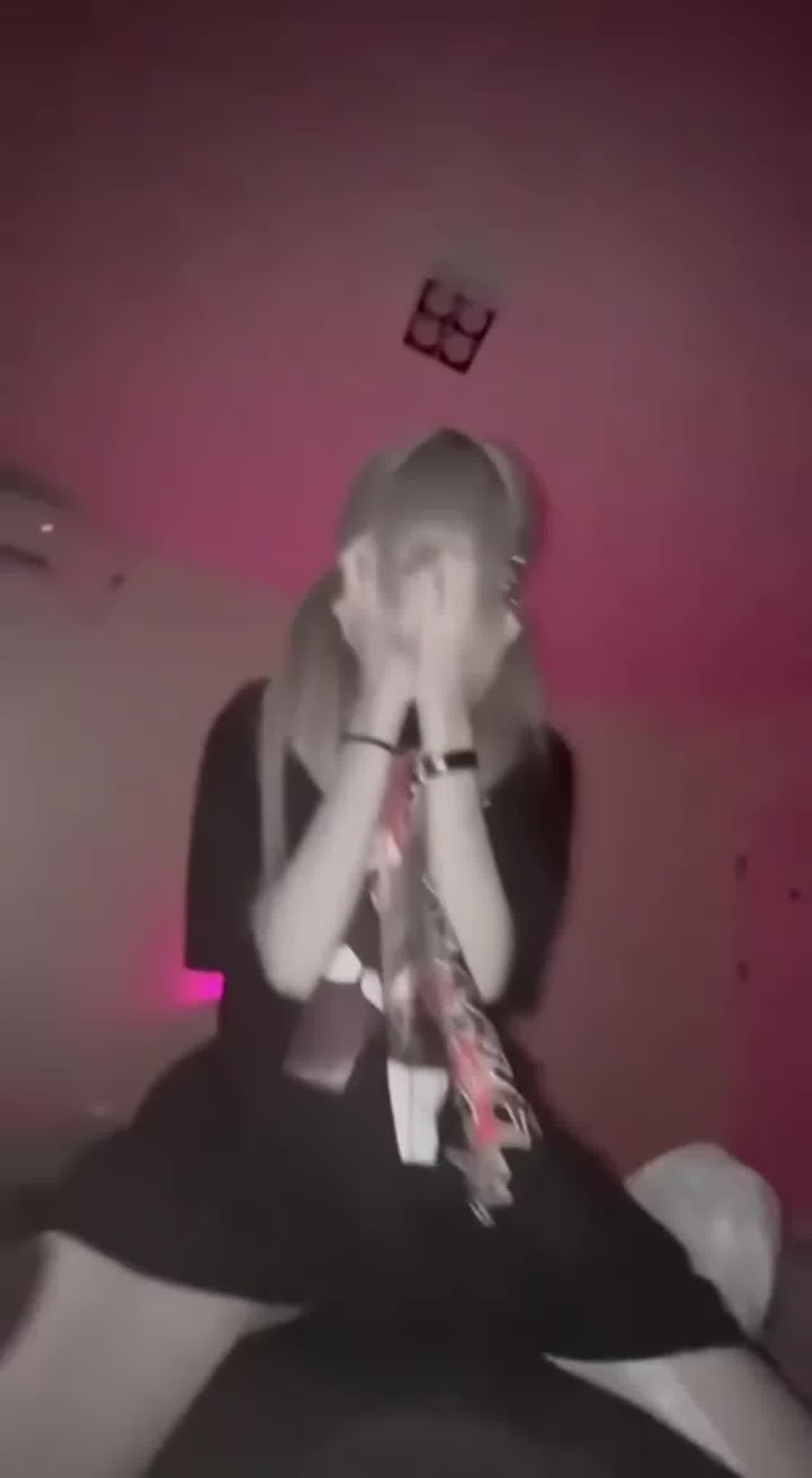  【超反差的双马尾萝莉】表情看着如此清纯的萝莉，背地每天都被男友调教，穿上各种制服配合做爱姿势，太反差 的剧照7