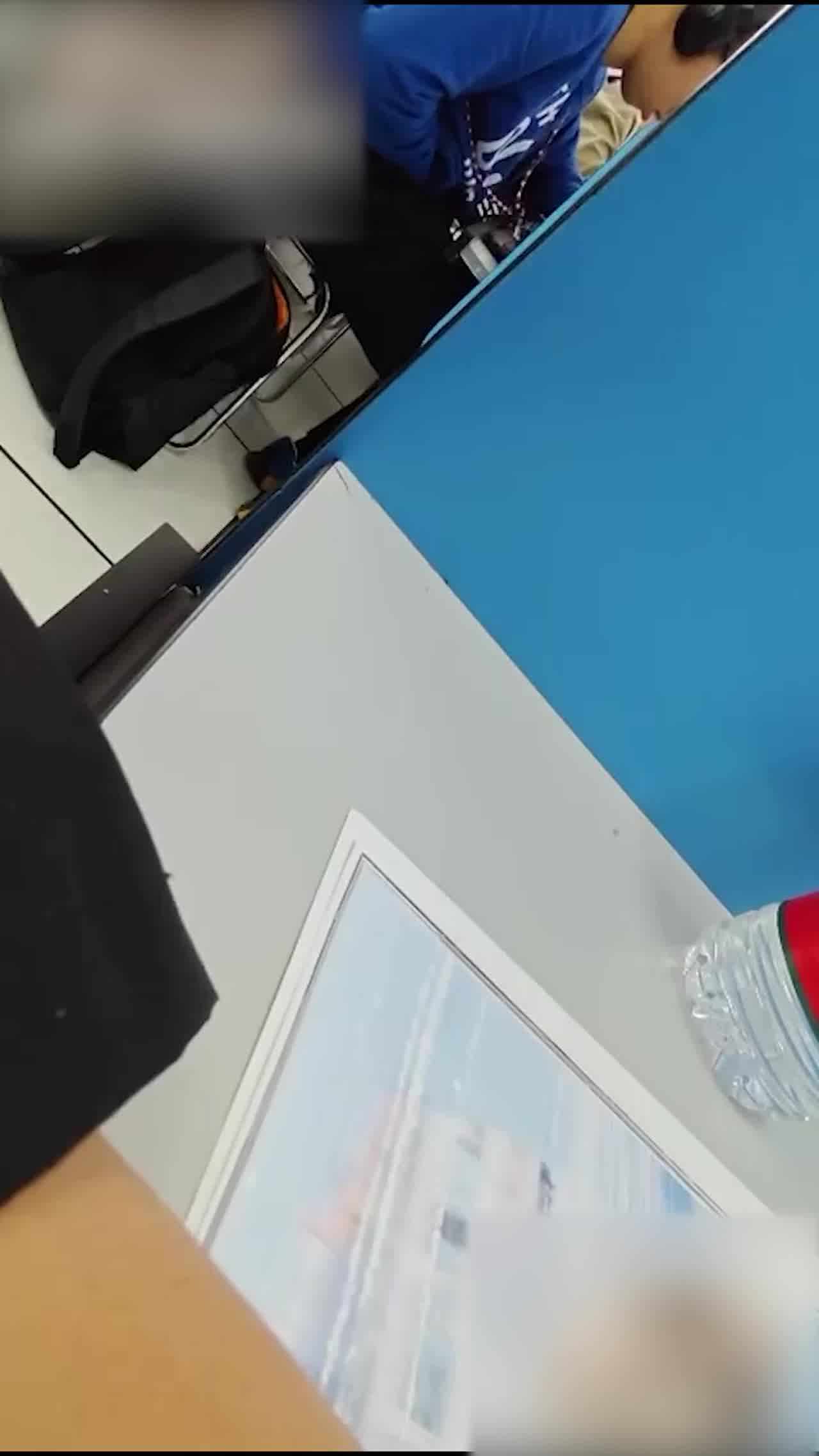  门事件 大学生在听力教室打飞机视频曝光，一节课打四次，专注打飞机都没注意有人偷拍 的剧照4