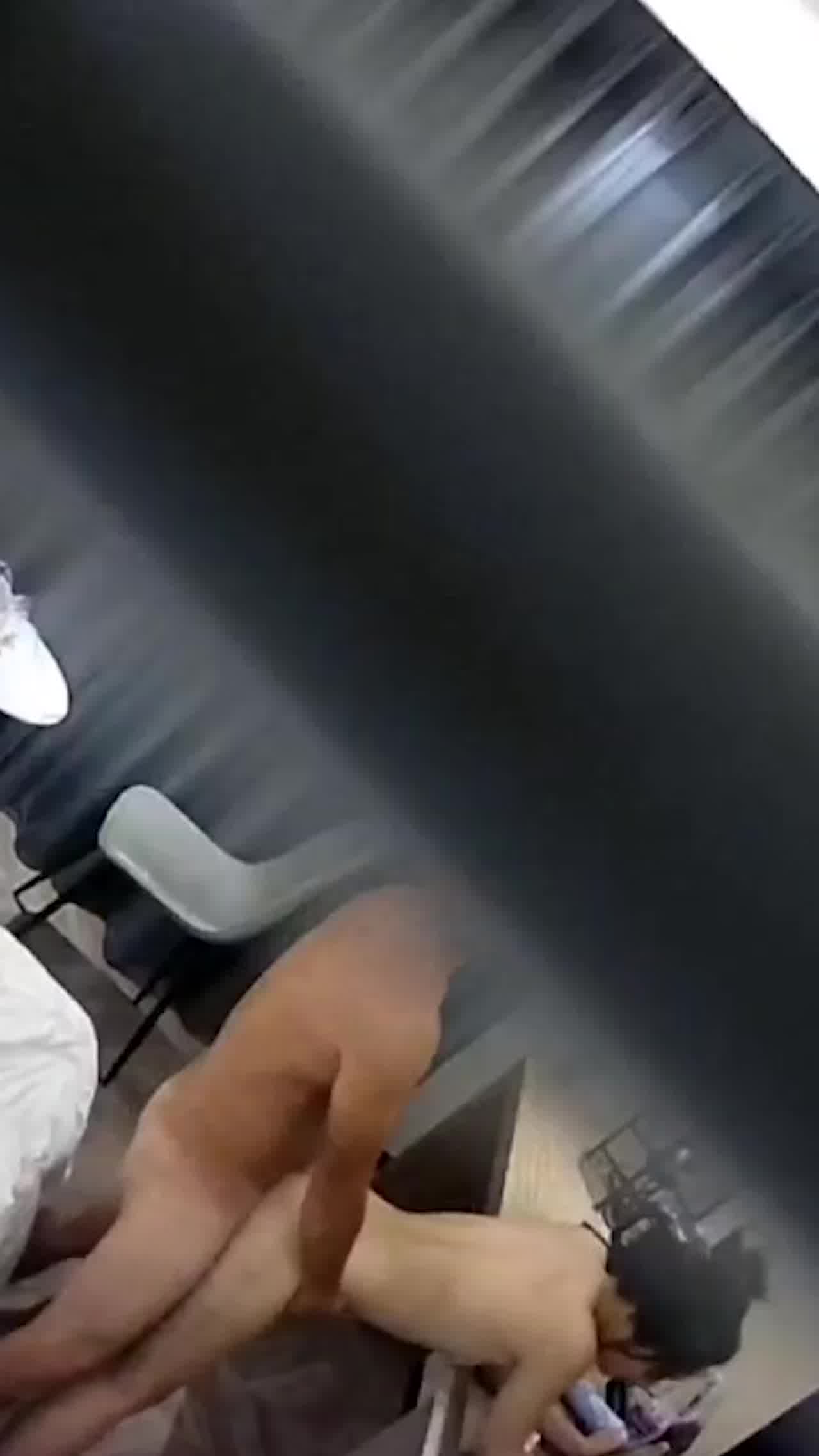  酒店偷拍夫妻啪啪 淫叫超大声～～ 的剧照10