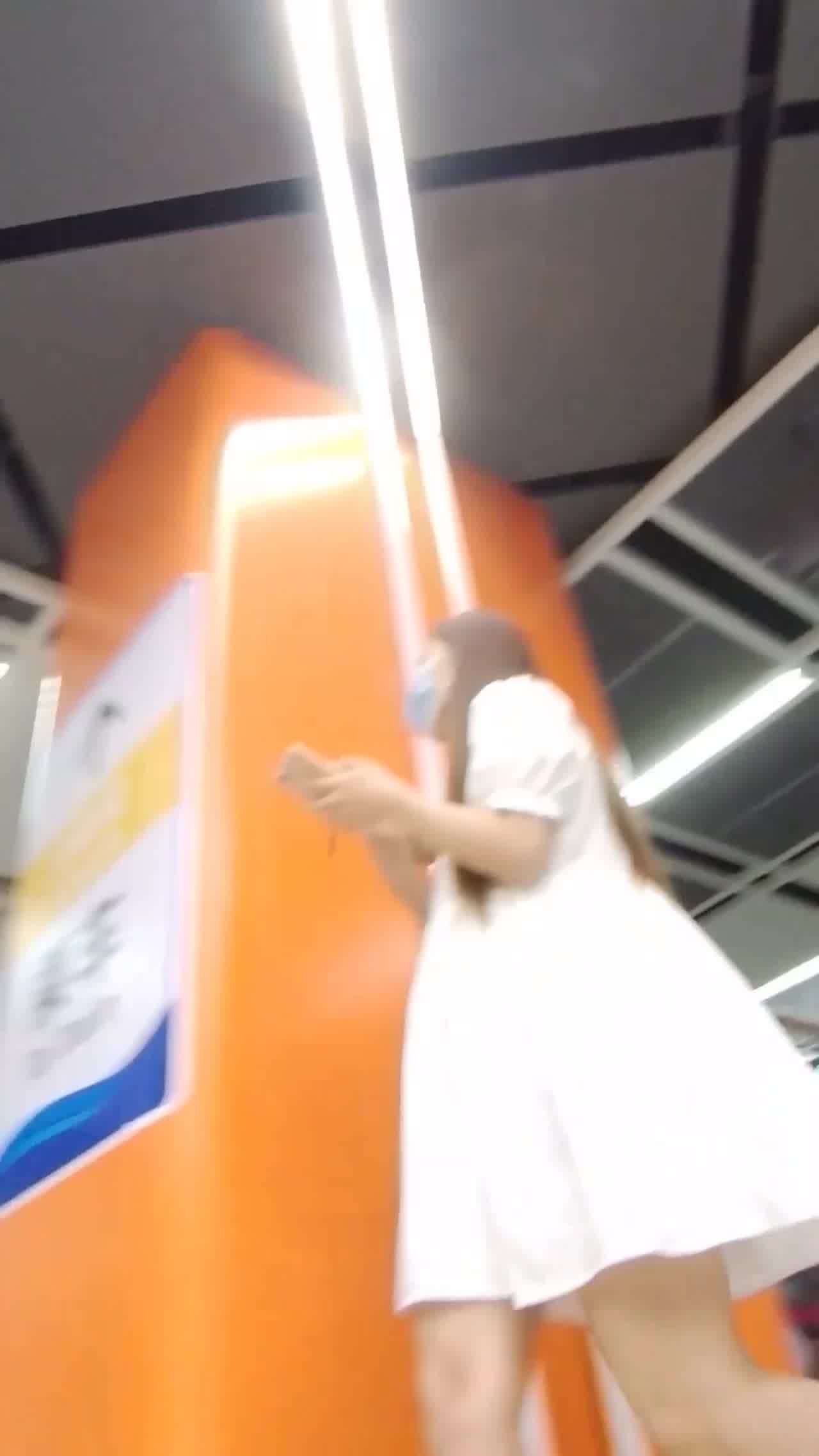  地铁偷拍小姐姐的裙底风光 的剧照2