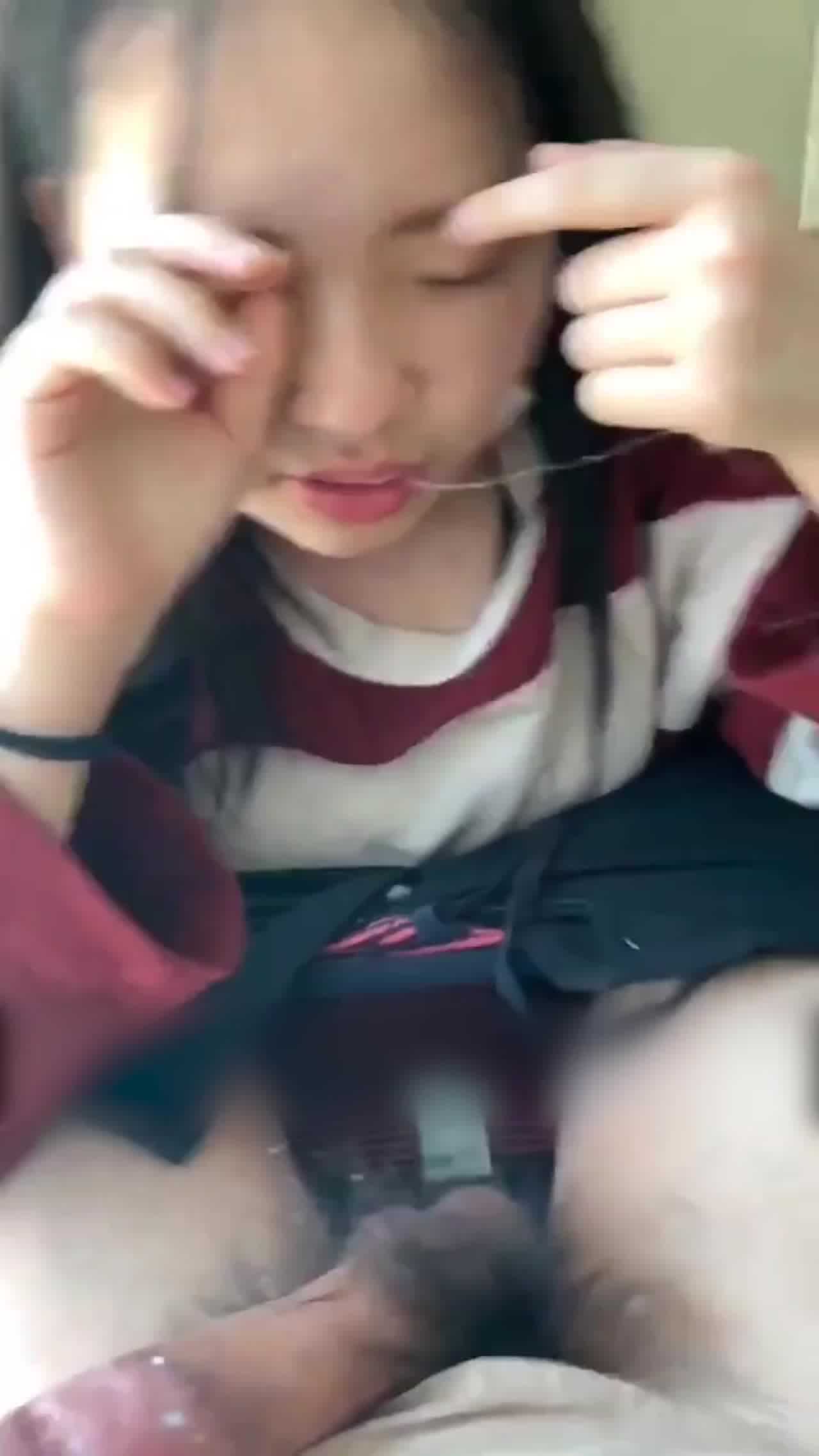  爱吃鸡巴的高中羞涩小女友 的剧照6