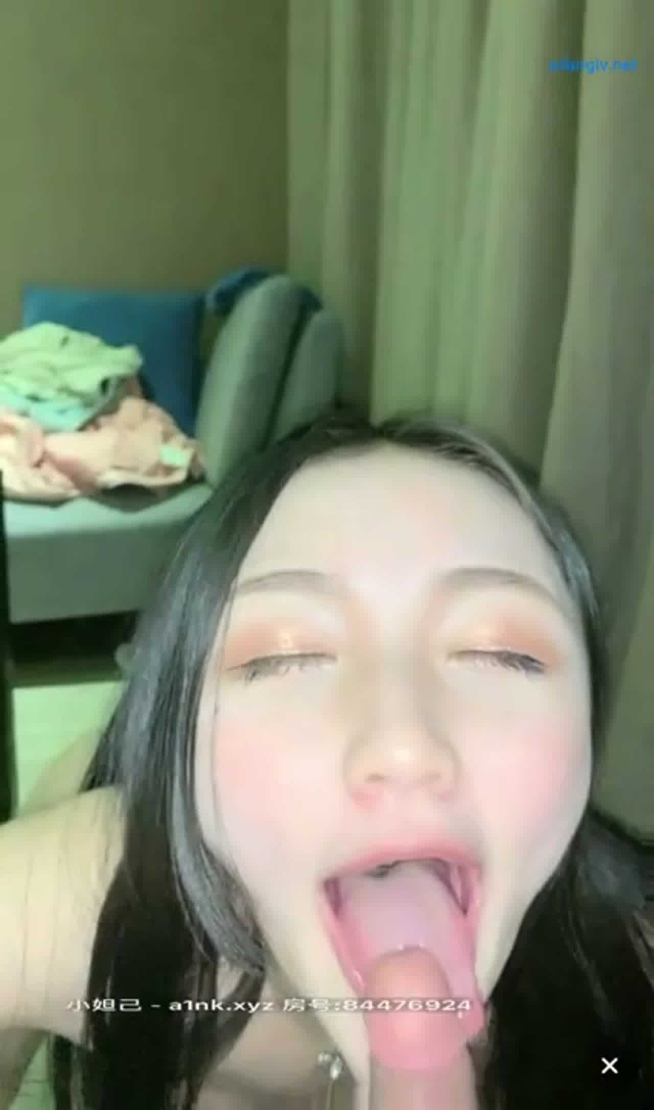  性感主播用长舌舔我的肉棒 的剧照7