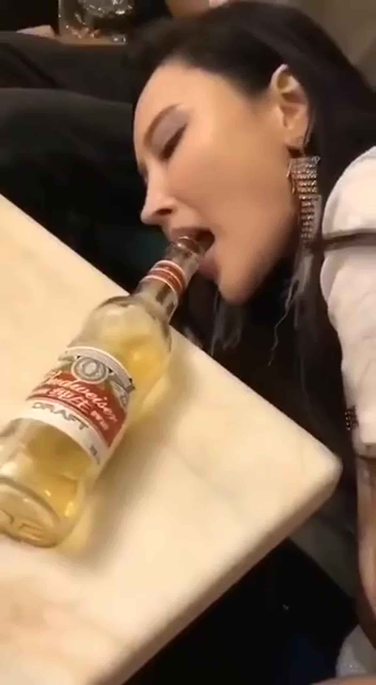  如果你看到这样的女人，请好好对她，因为她可能什么姿势都会 的剧照1