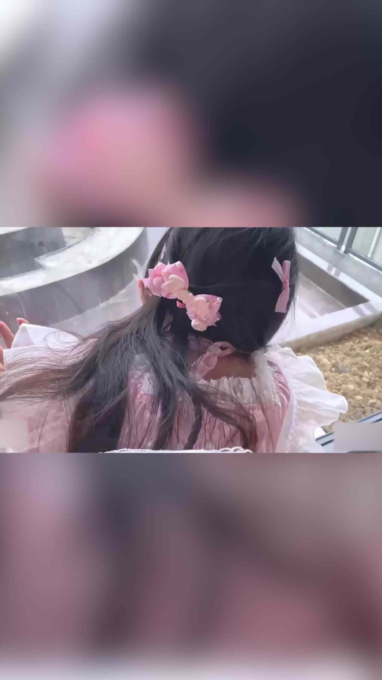  表面看起来乖巧可爱清纯萝 私下被主人爸爸带酒店操小骚逼 的剧照2