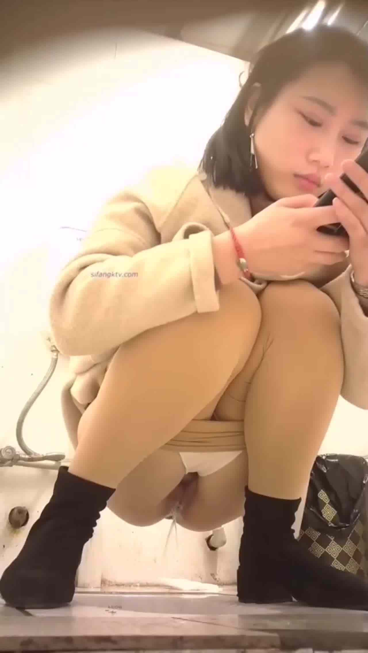  厕所偷拍女同事，喜欢这妹子很久了，尝试了很多次总算拍下来了 的剧照1