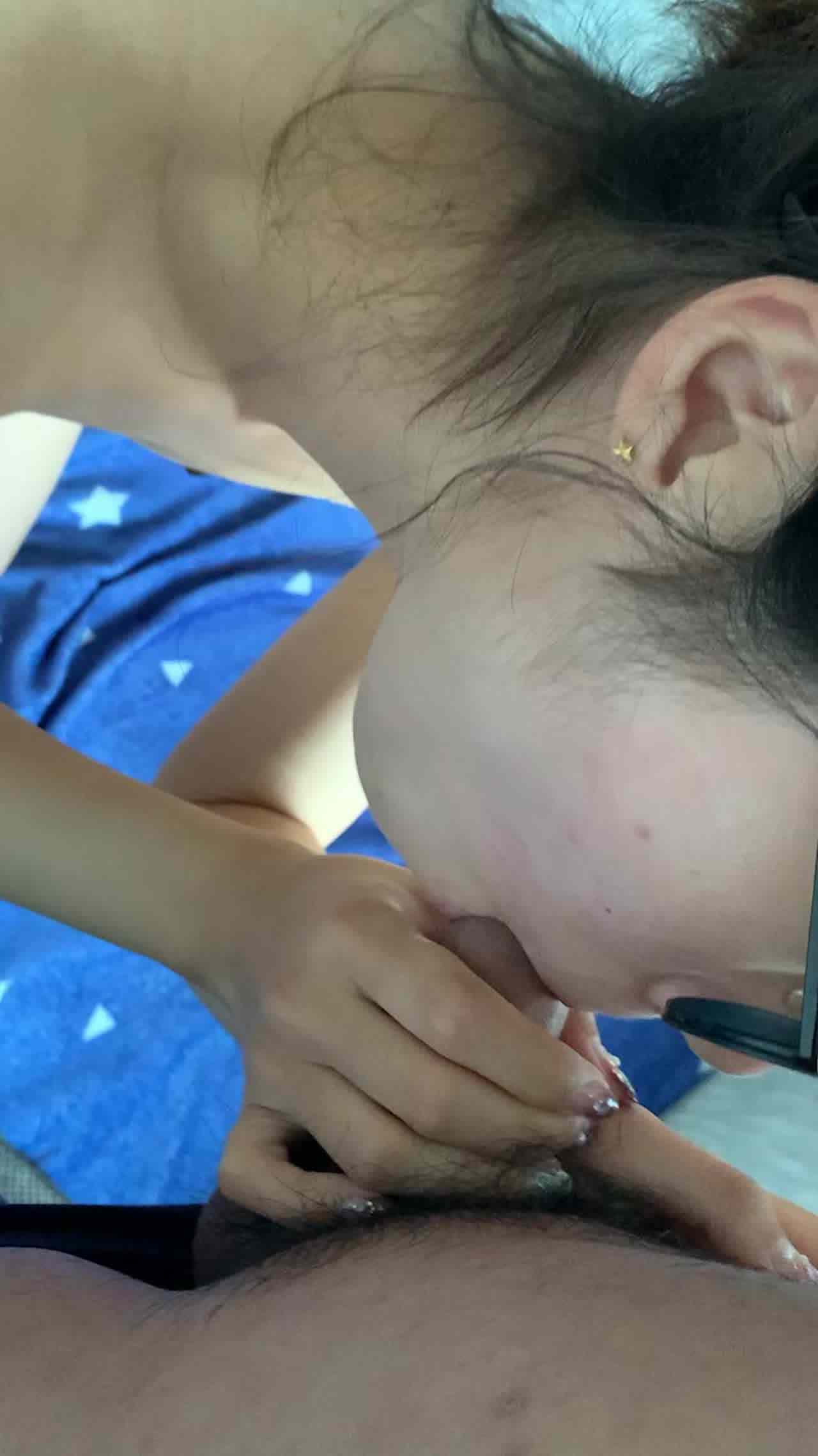  反差眼镜娘足交调教我的鸡巴 的剧照10