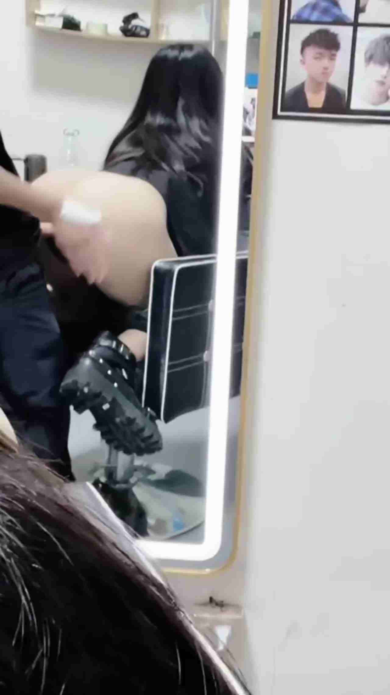  【真实勾引托尼老师】理发师扣两下逼就去关门，回来就看到她爽的喷水，把椅子和镜子喷湿了，别人还怎么坐啊 的剧照5