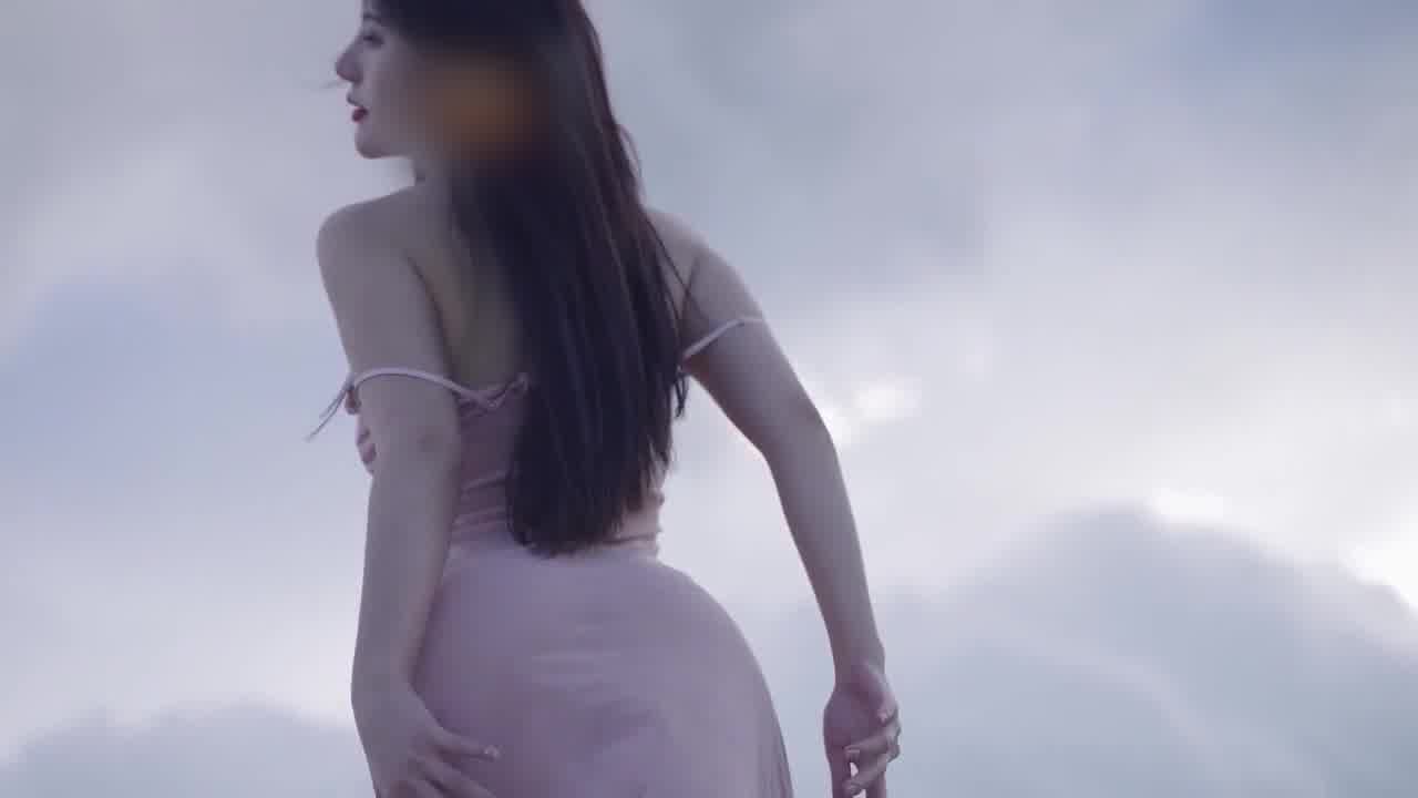  阿朱最新唯美写真 屋顶天台绝美露出 的剧照3