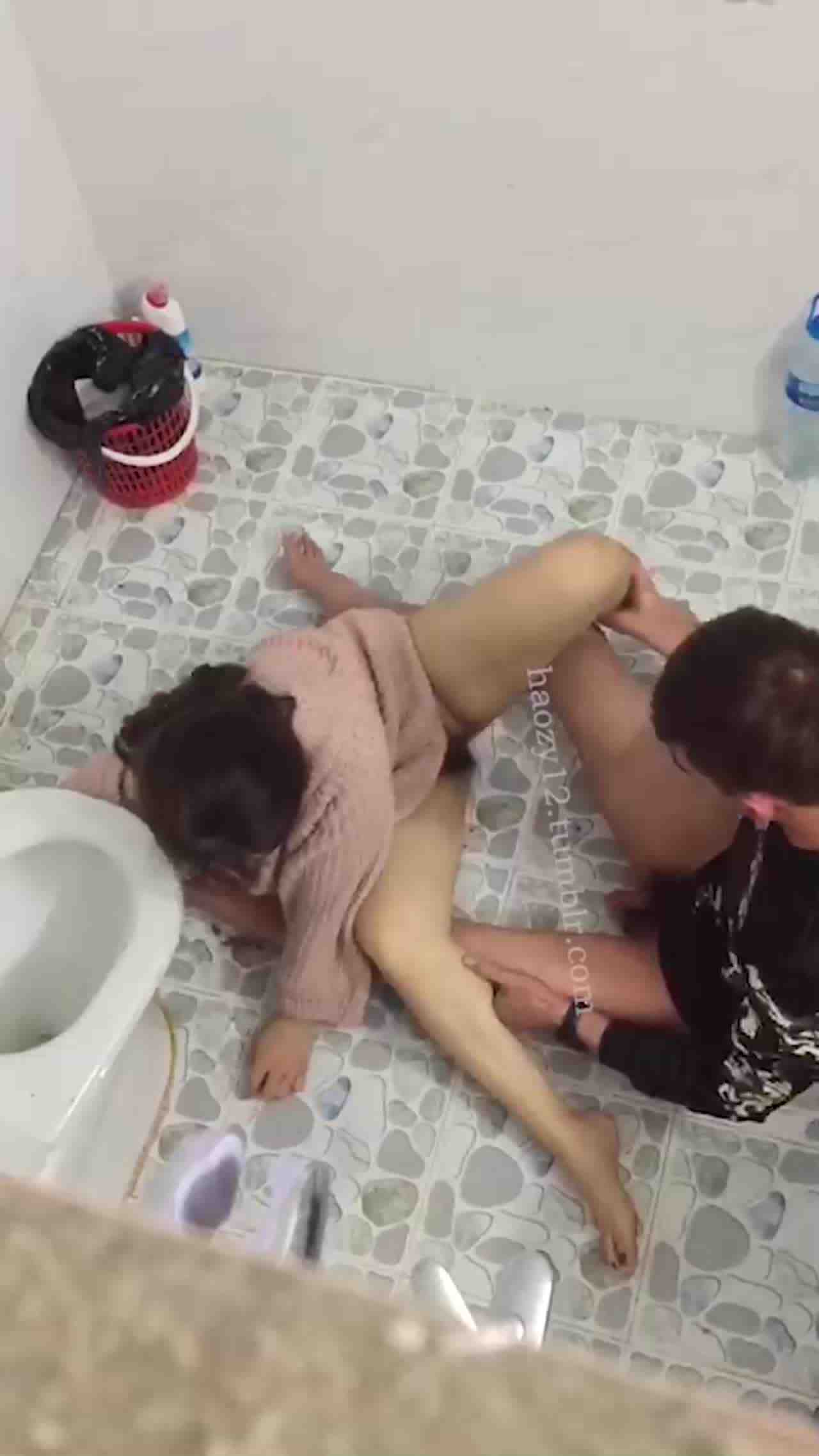  喝醉的美女趴在马桶上吐，来个捡尸的屌丝男把她内裤脱了想上她 的剧照10