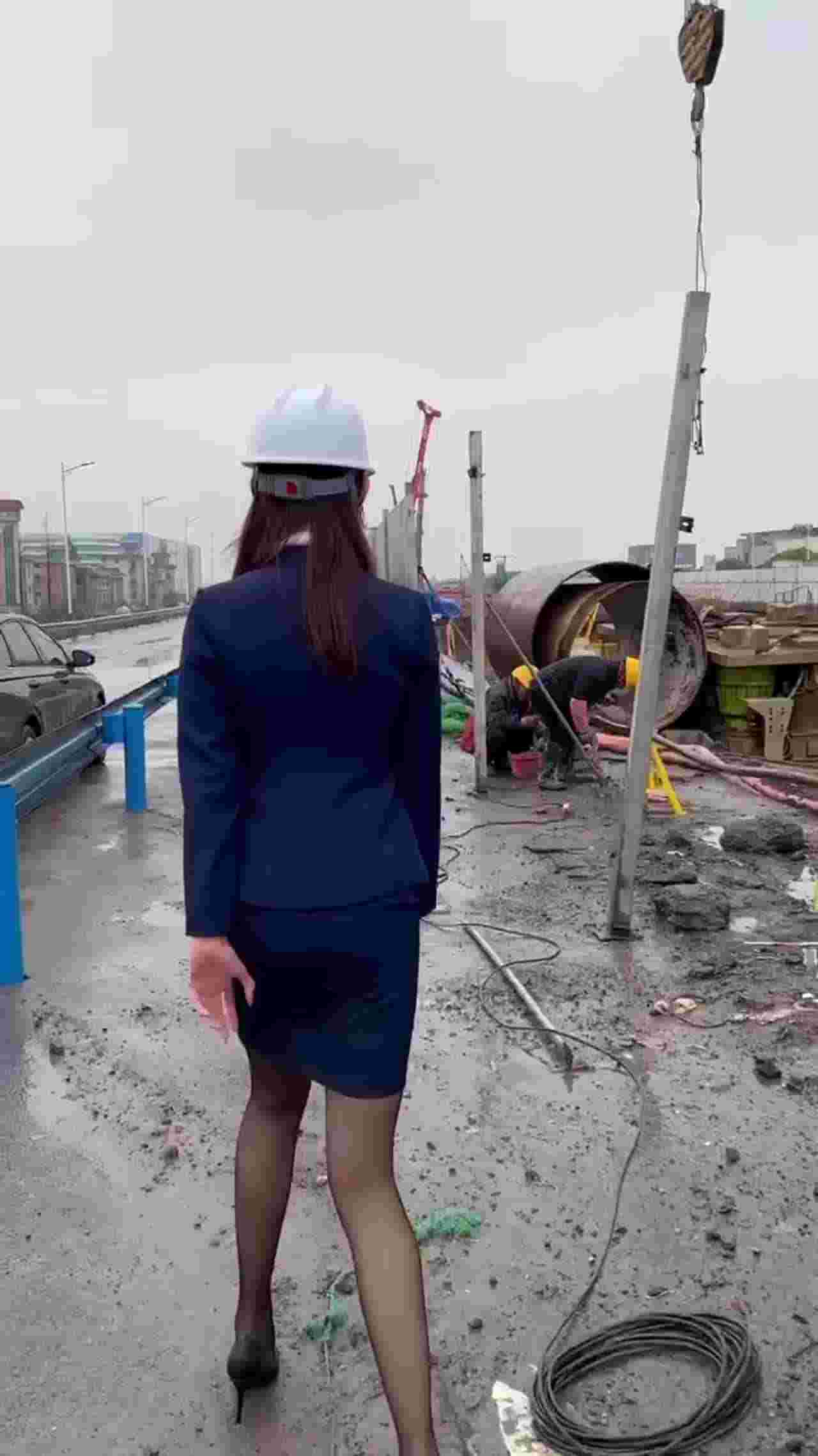  阿珠 公务员小姐户外视察工地骚样露出 的剧照2