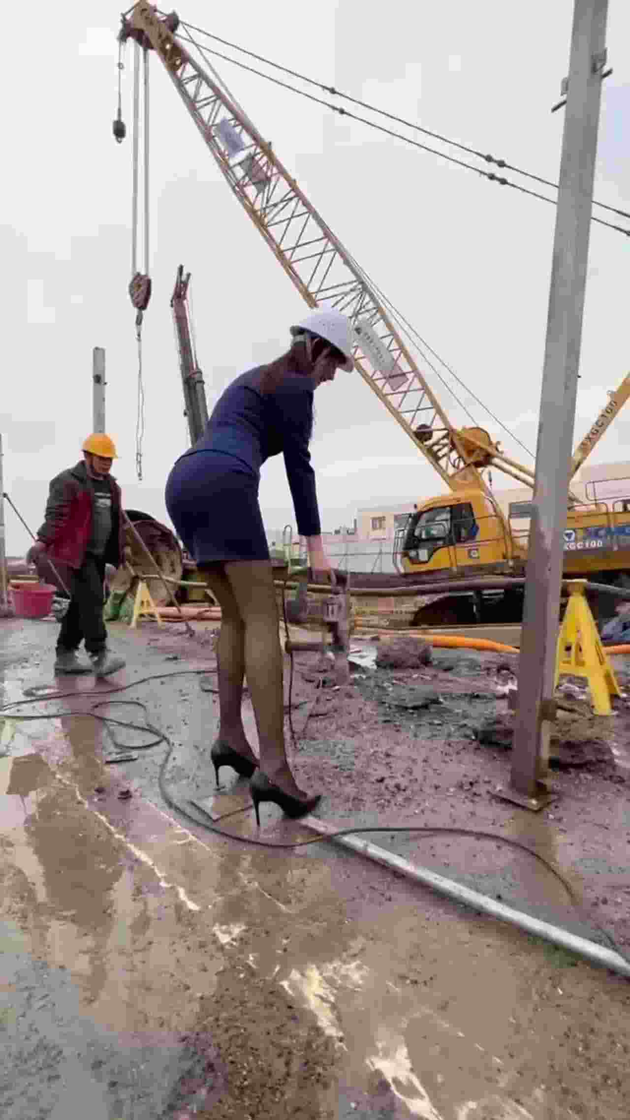  阿珠 公务员小姐户外视察工地骚样露出 的剧照10