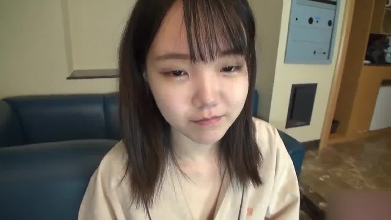  超可爱厌世脸妹妹无套中出 的剧照3