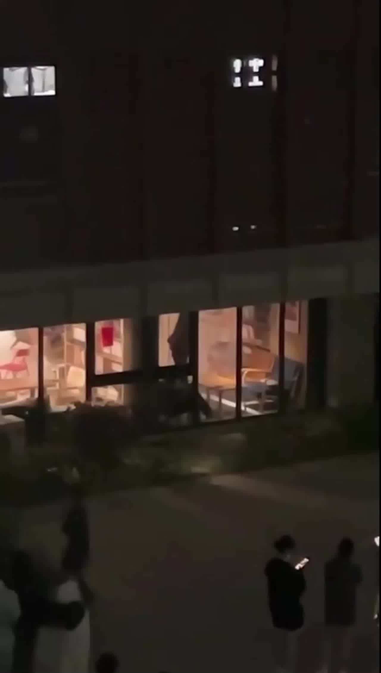  福建平潭一学校小情侣隔着单向玻璃做爱引围观 的剧照5