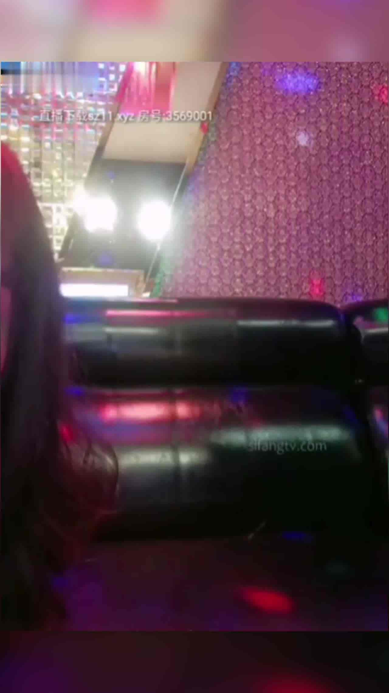  KTV骚女护理妹勾引服务生操骚穴 的剧照5