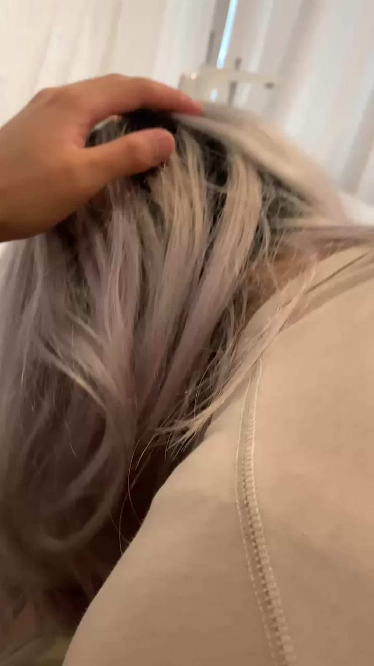  银发小姐姐撸管后入啪啪 的剧照6