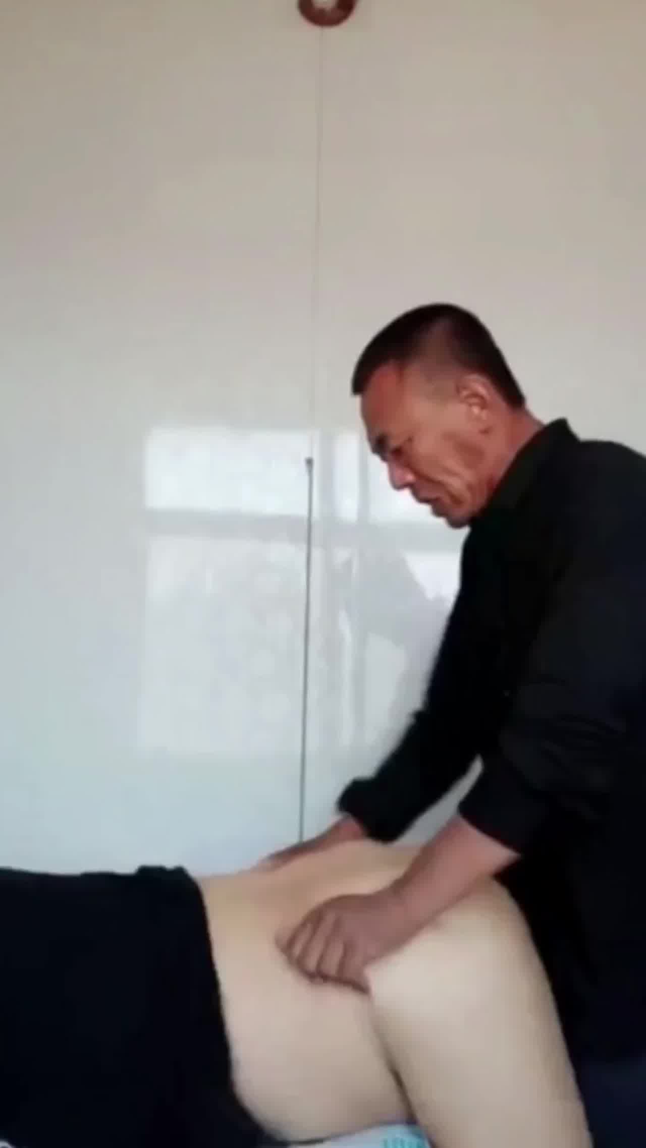  哎吆我操，大哥射精的时候像狼一样的嚎叫，老当益壮啊 的剧照4