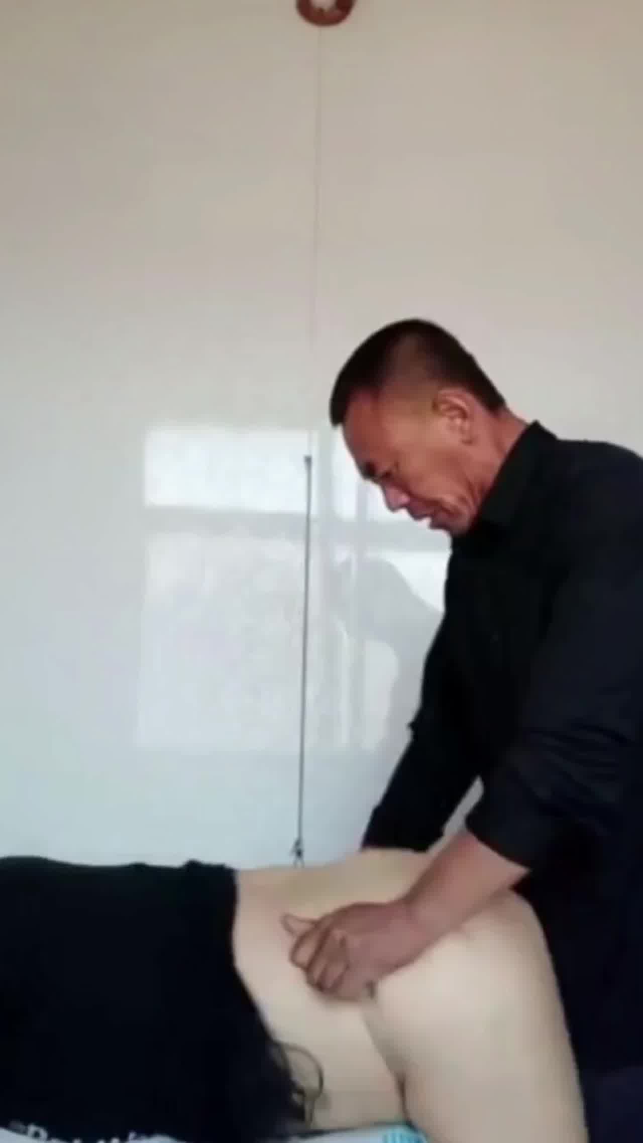  哎吆我操，大哥射精的时候像狼一样的嚎叫，老当益壮啊 的剧照9