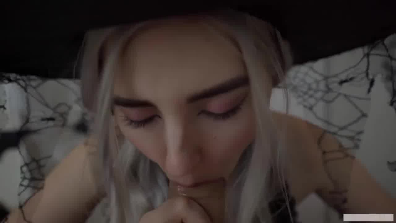  国外第一女优eva elfie 的女巫 cosplay，颜射品精一脸满足 的剧照4