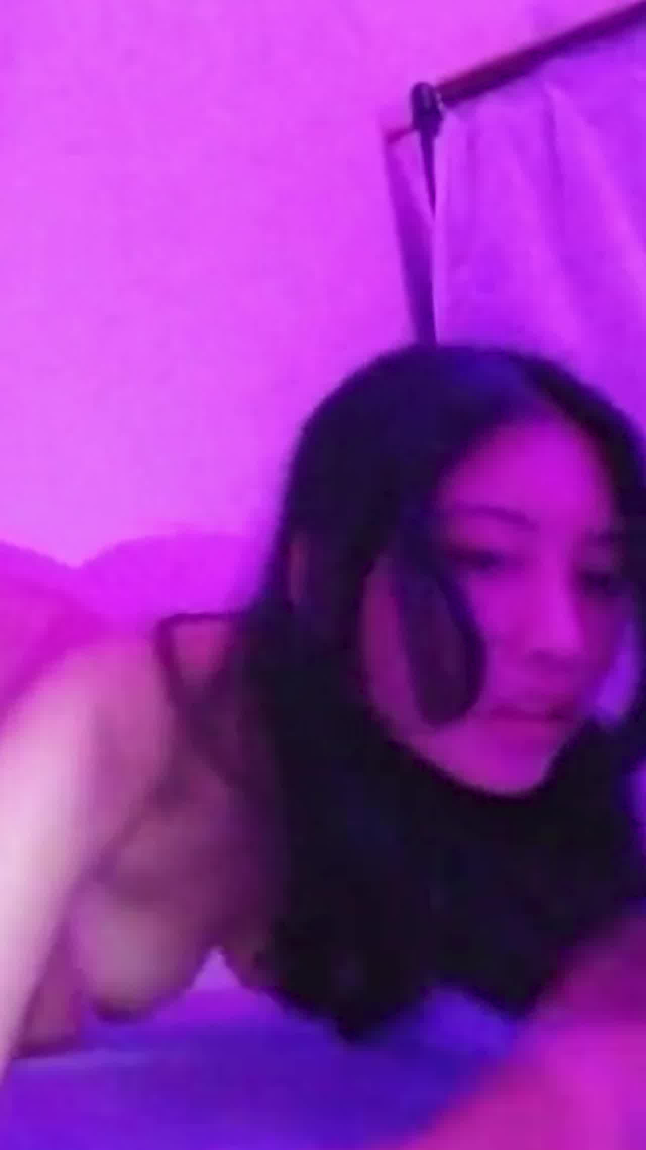  ck内衣学生妹 摸奶露臀想约炮友打一炮 的剧照9