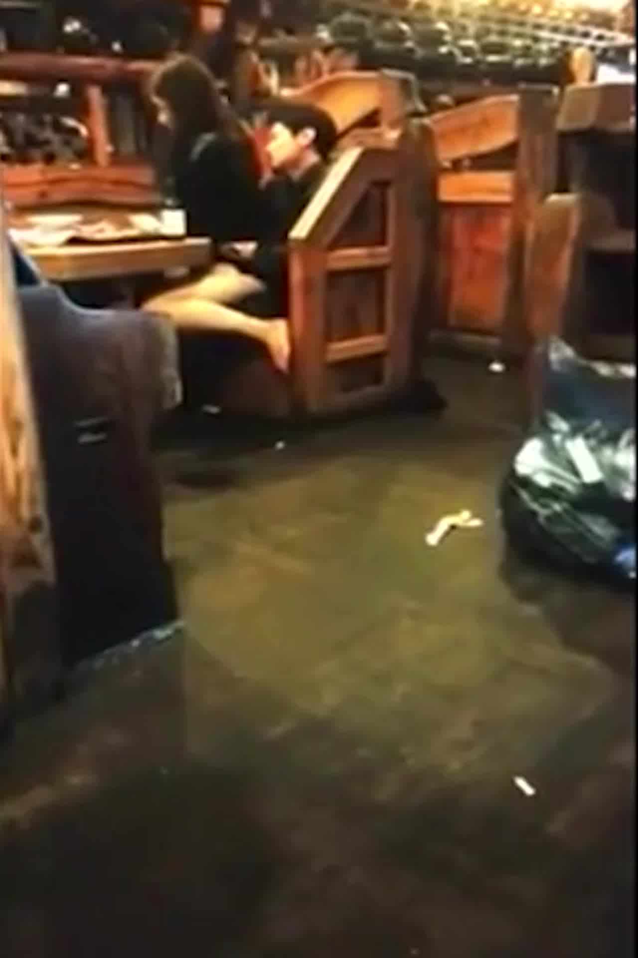  疯狂情侣在餐酒馆餐厅表演骑马 骚浪的模样完全被录下来 的剧照4