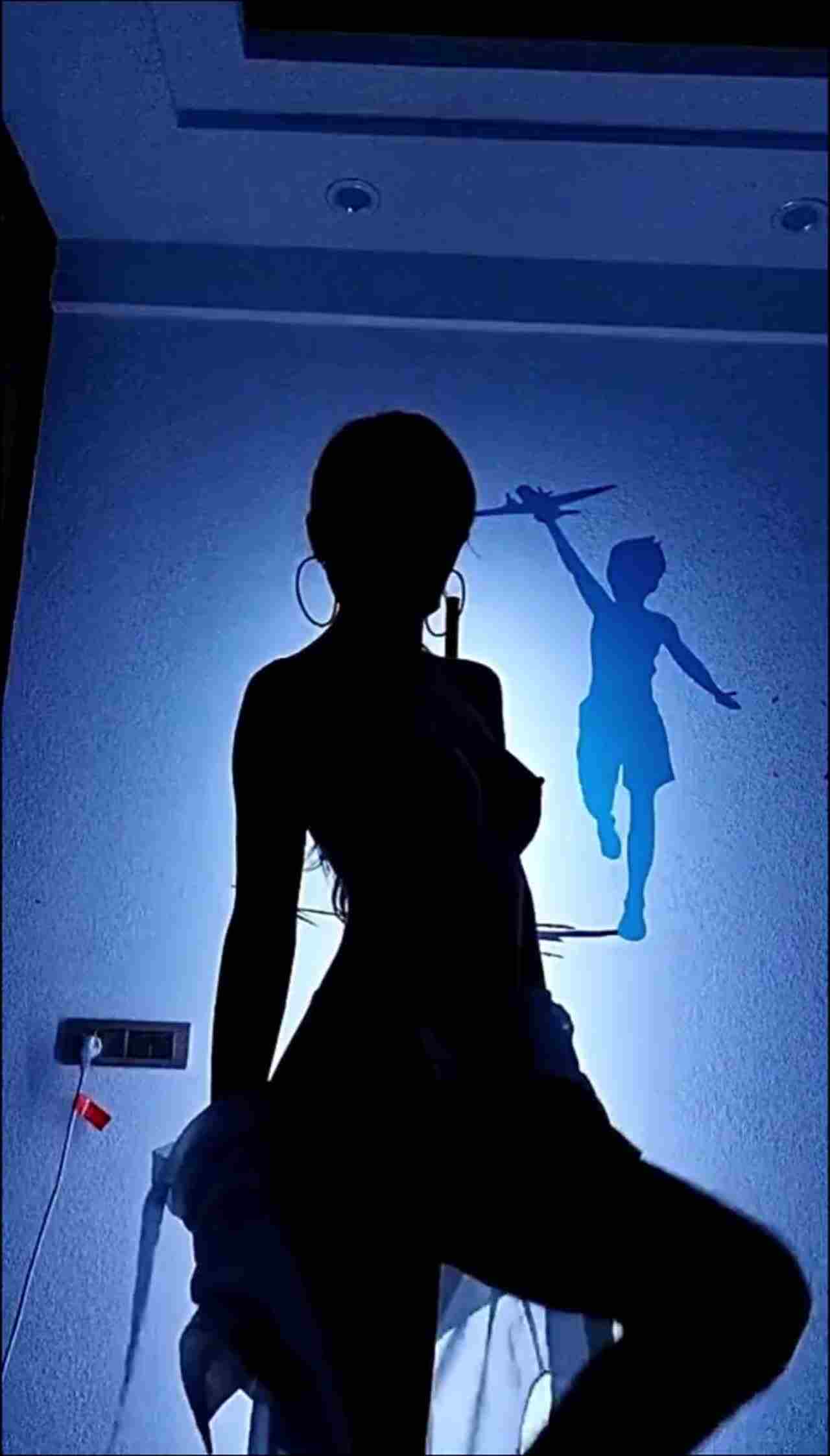  夜店风韩国大眼正妹艳舞魅惑 的剧照8